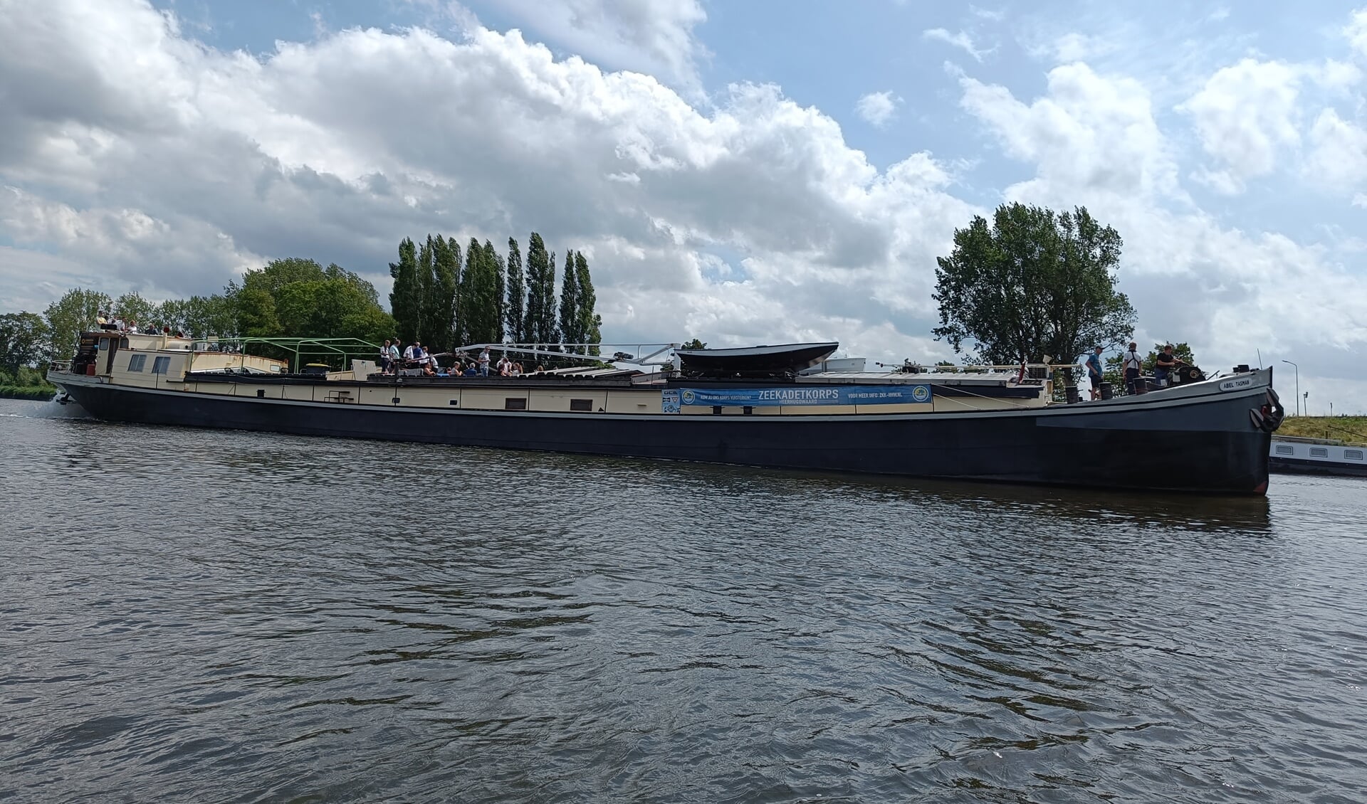 De Abel Tasman, het schio van Zeekadetkorps Heerhugowaard, op het water.