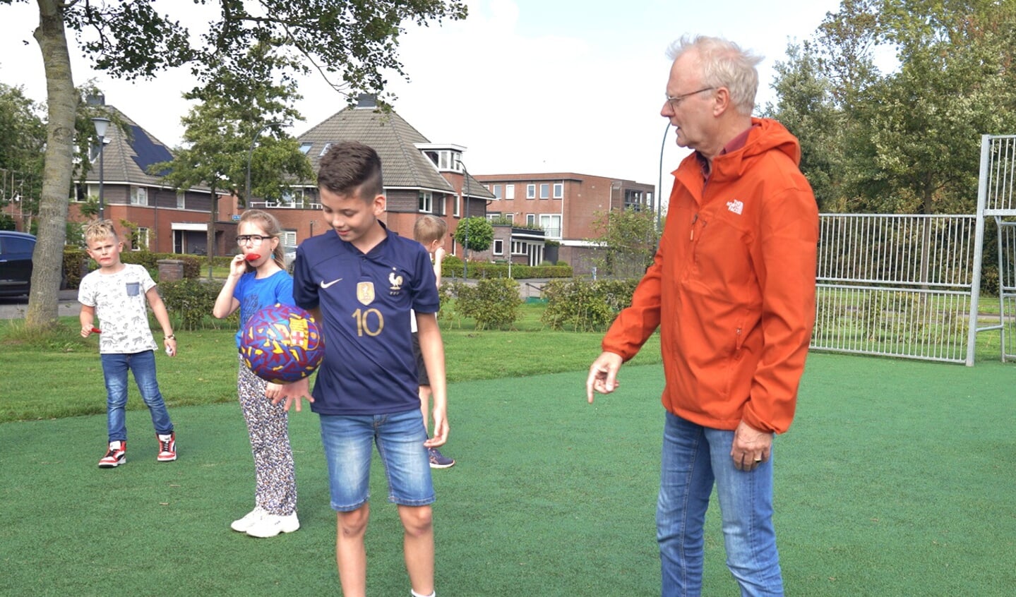 Het jonge voetbaltalent Lucas Hoosemans gaat de kosten voor de aanleg van een Cruijff court in Schagen betalen als hij later bij Barcelona speelt.