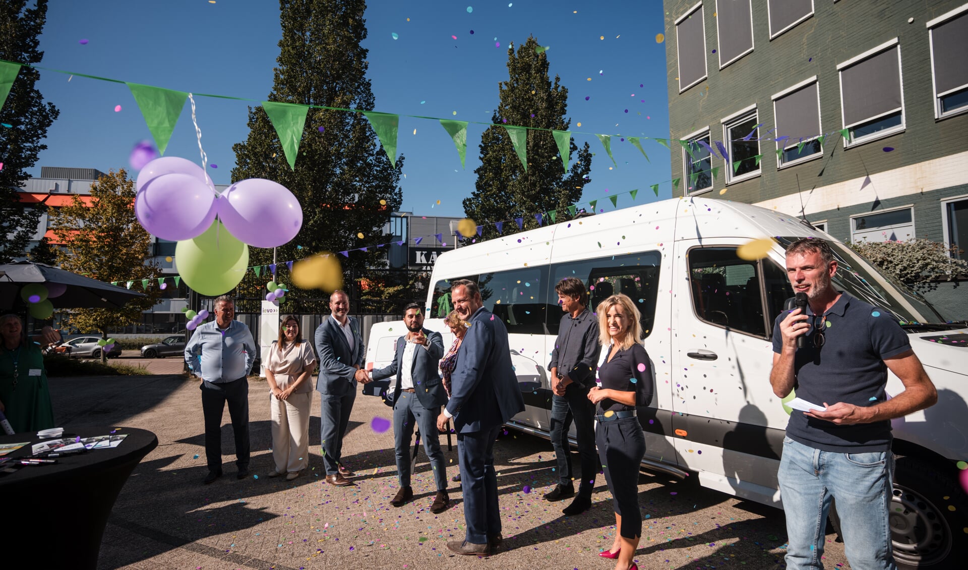 De nieuwe samenwerking van Rogplus met de vervoerders werd op donderdag 7 september feestelijk ingeluid met onder andere vervoerders, wethouders van Schiedam, Vlaardingen en Maassluis en reizigers.