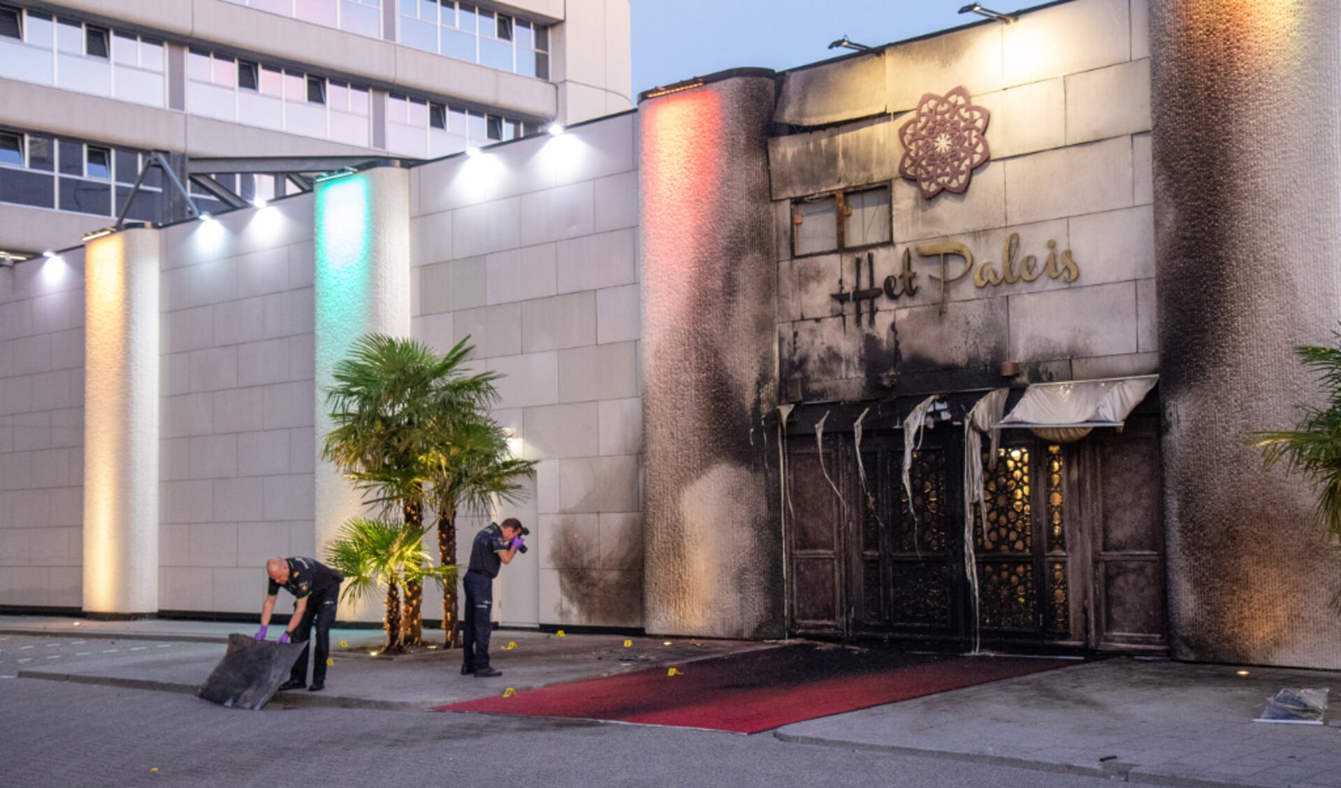1 van 2
Grote schade na explosie en brand bij trouwcentrum