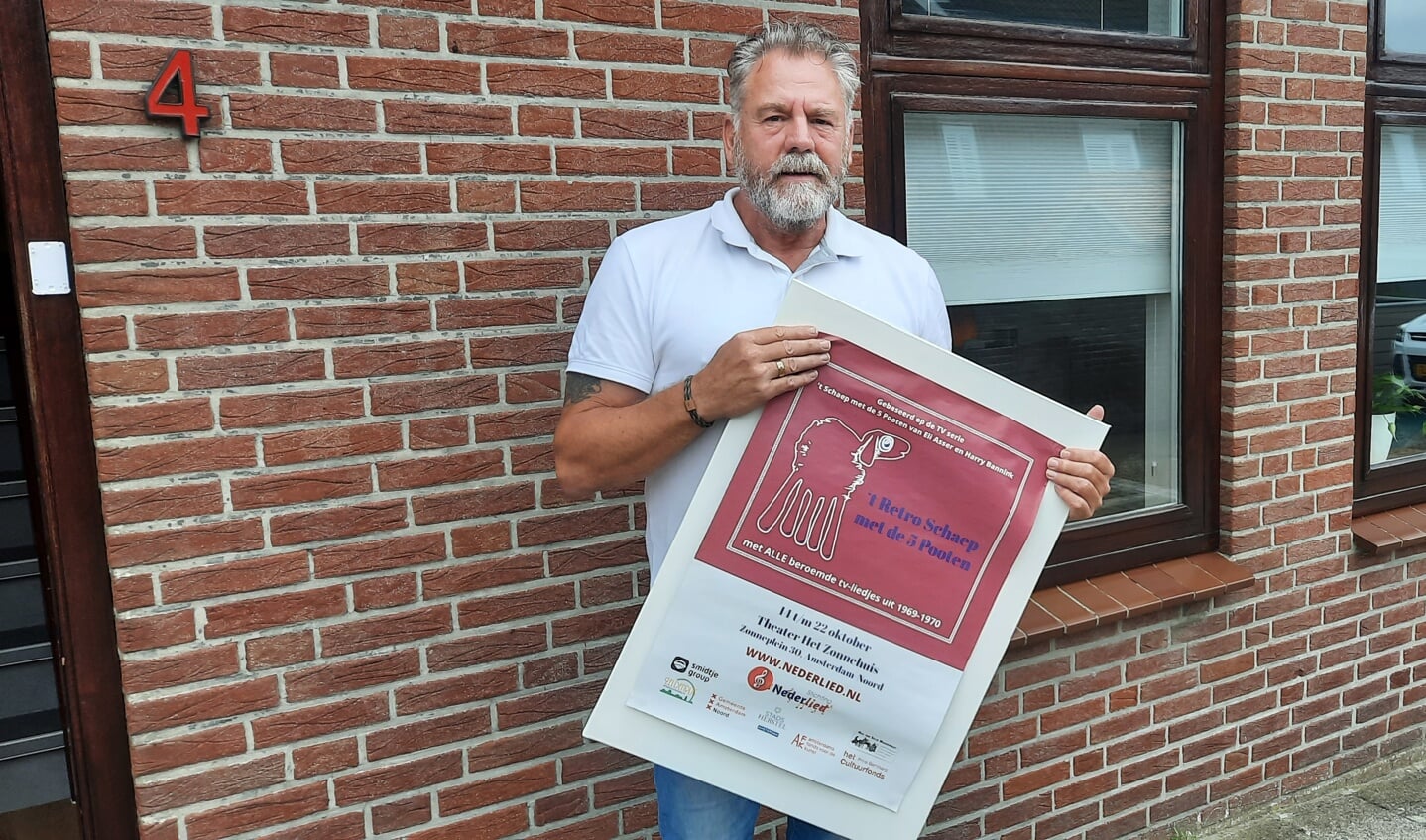 Henny met het affiche van ’t Schaep