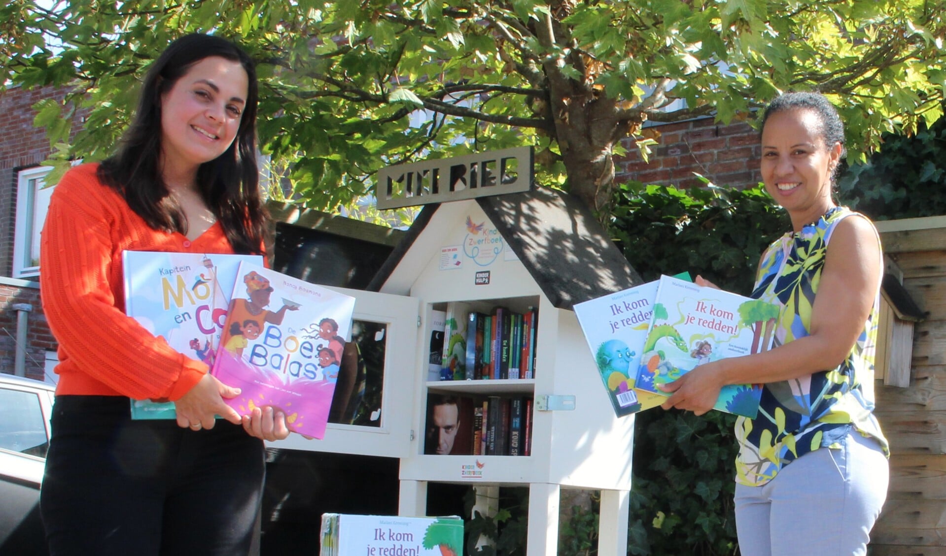 Lisa(l), de Rijswijkse illustratrice van kinderboeken, bracht twee grote dozen met haar boeken bij Rochelle, ambassadeur van Kinderzwerfboeken.