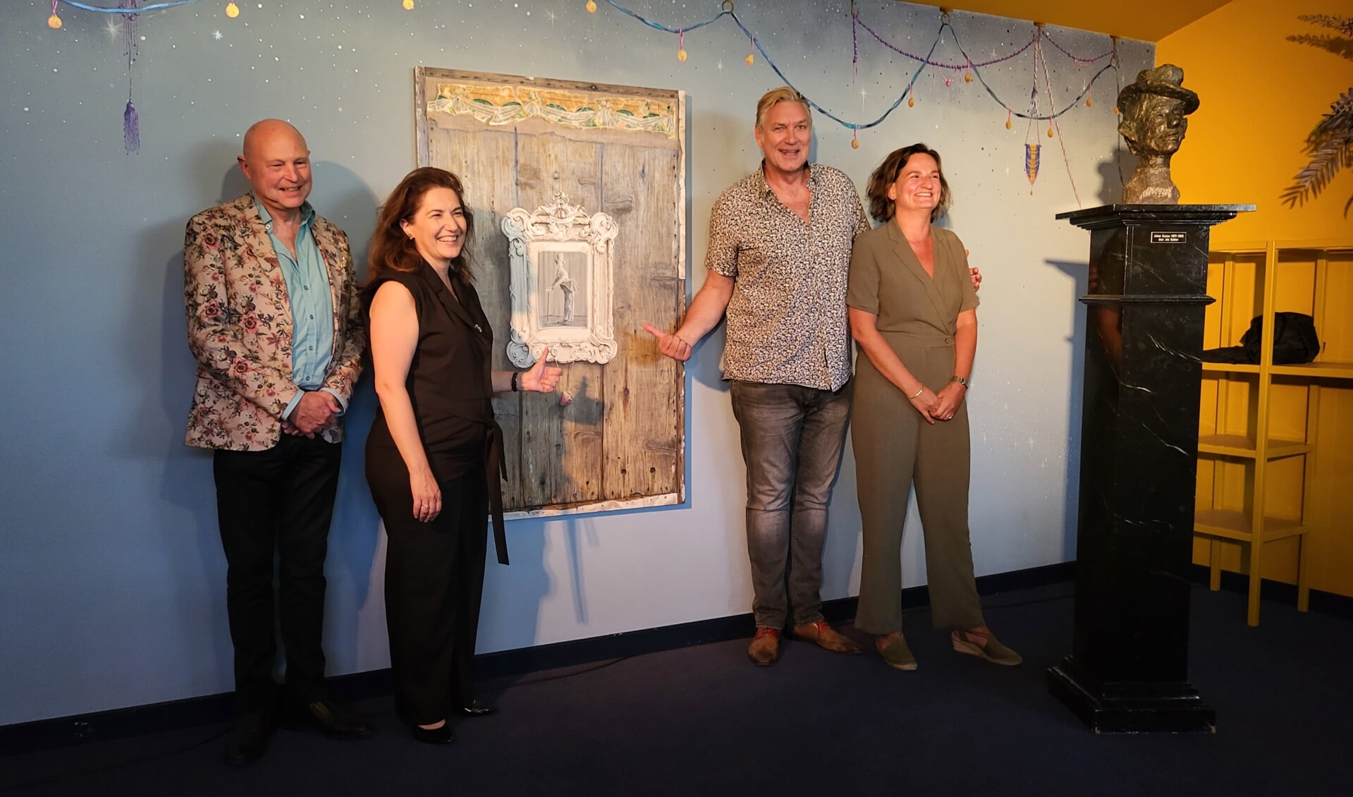 Kunstenaar Jan Berghuis, burgemeester Huri Sahin, cabaretier Sjaak Bral en schouwburg directrice Renee van Ingen poseren bij het schilderij van Johan Buziau.