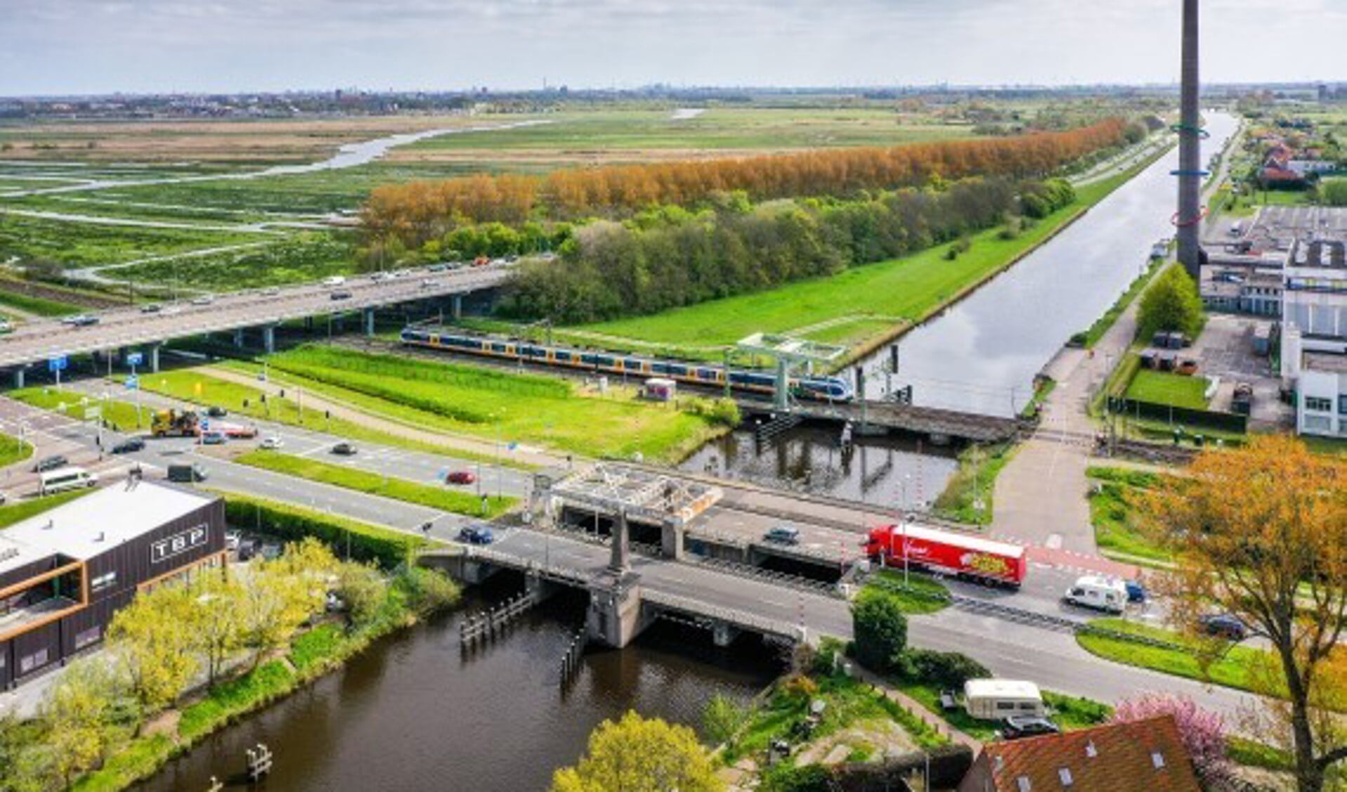 De twee bruggen over de Nauernasche Vaart tussen Krommenie en Wormerveer (N203) moeten gerenoveerd.  