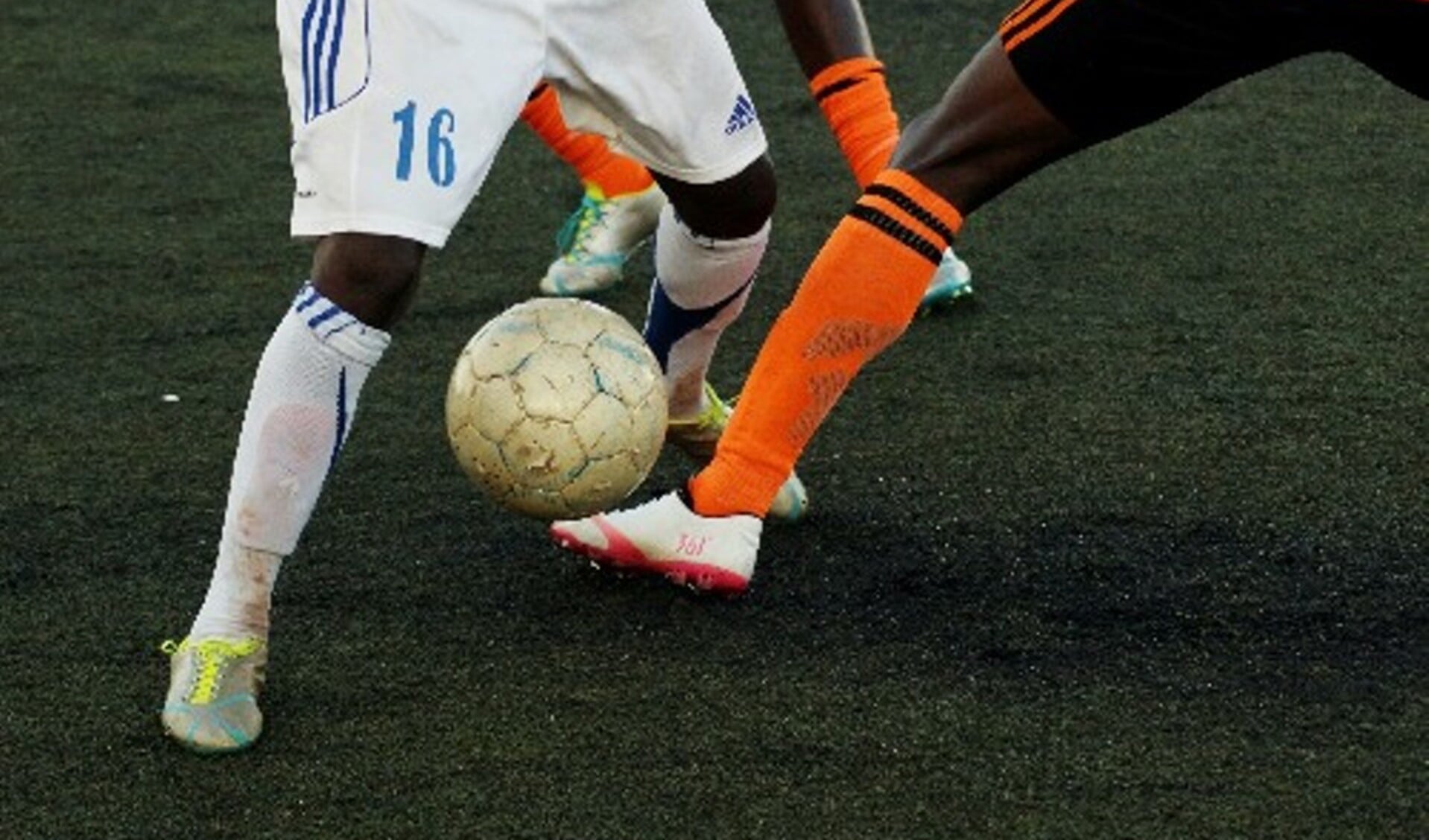 Voetballers vinden het niet zo leuk om door de benen gespeeld te worden. Op 19 oktober mag de Vlaardingse jeugd zijn vaardigheden tonen. (Foto: PR)