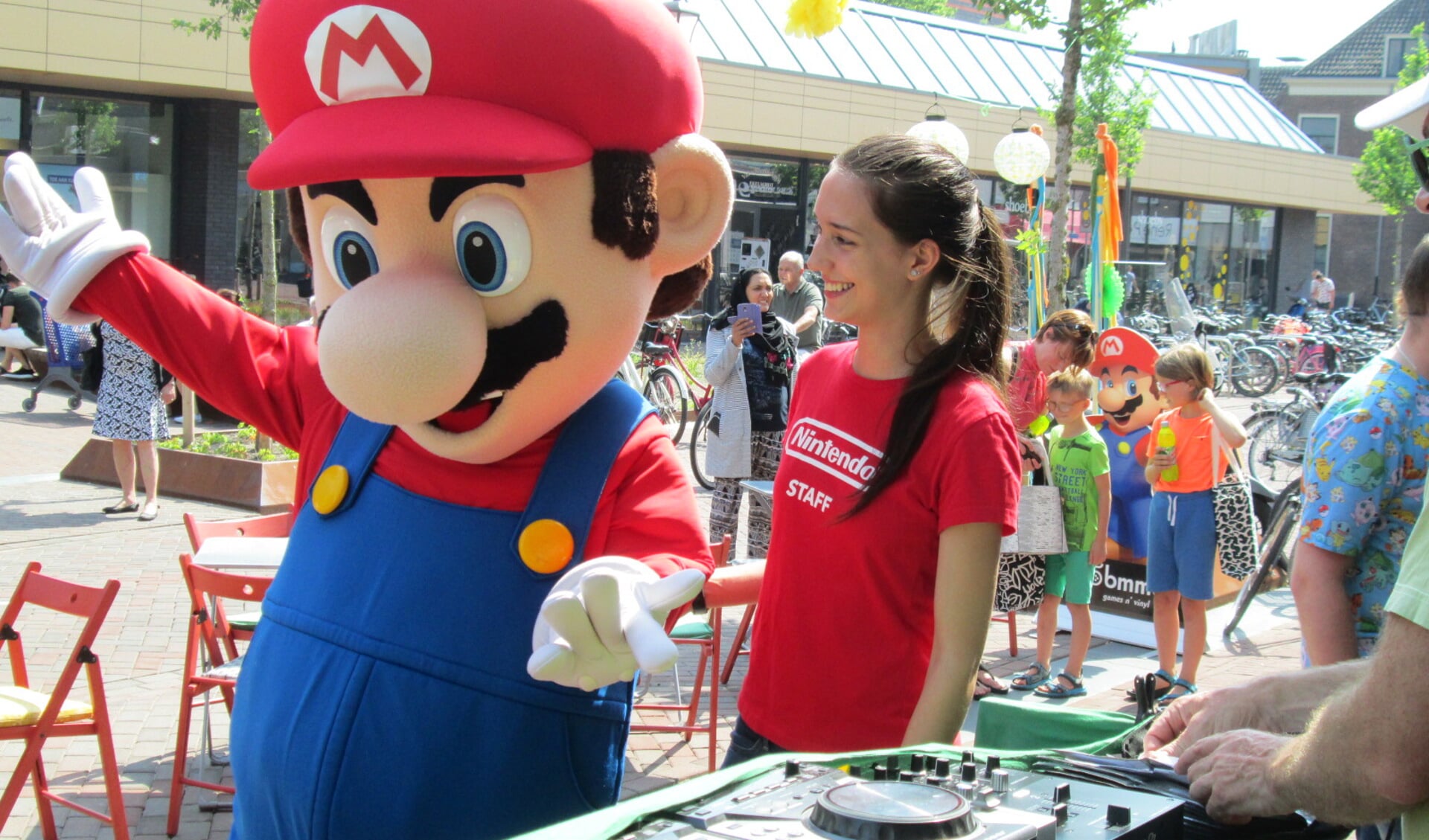 'Meet and greet' Super Mario.