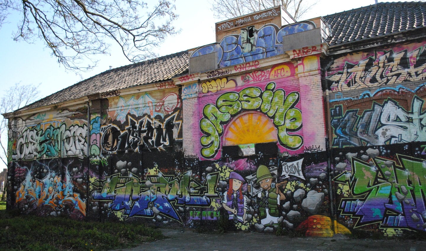 Het ijkgebouw zoals het er tussen 2009 en 2014 uitzag: vervallen en bedekt met graffiti. Bron: Collectie Regionaal Archief Alkmaar