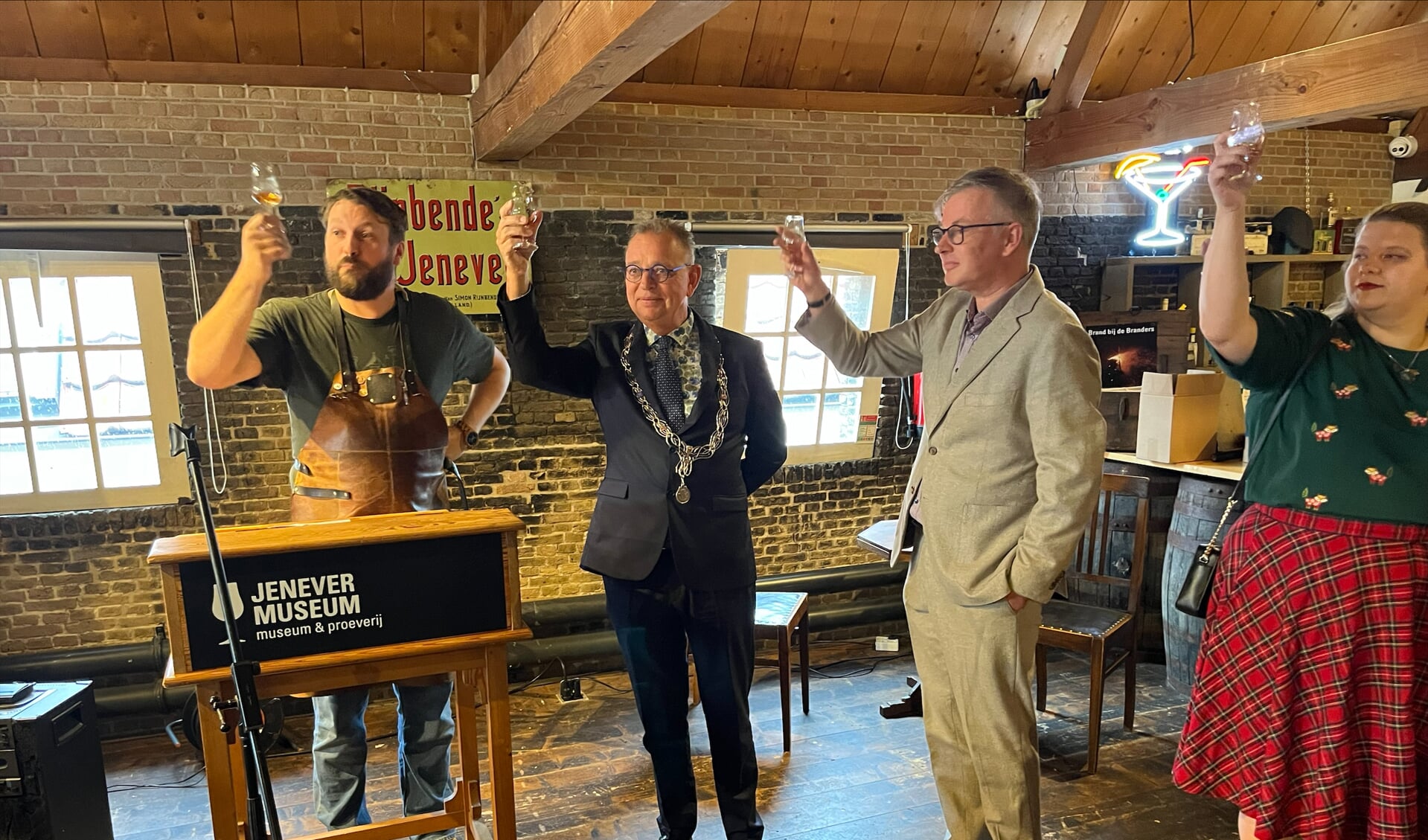 Burgemeester Jules Bijl mocht tijdens een bijeenkomst van de nieuwe Branderswijn proeven.