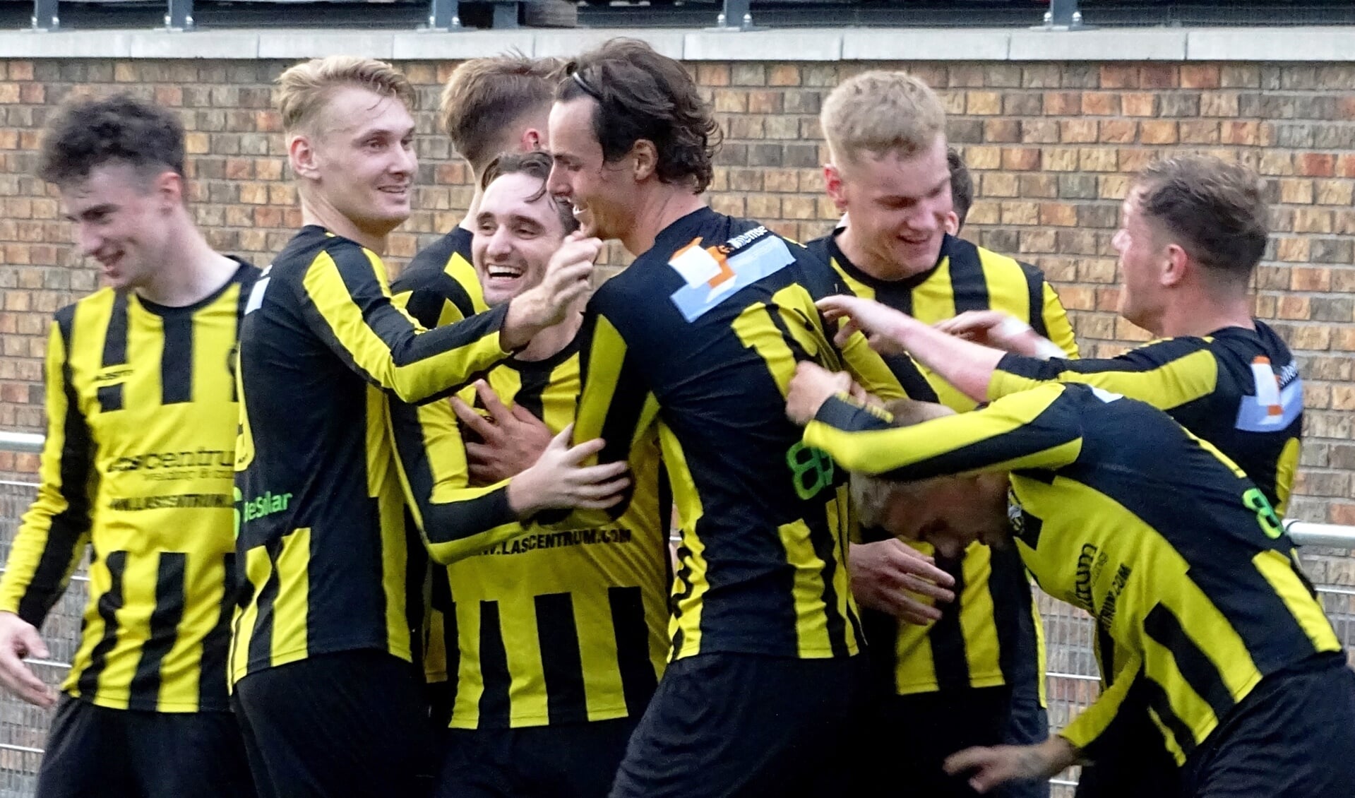Coen Bokx (midden) zette VFC/za na de 1-1 van Vitesse Delft meteen weer op voorsprong en wordt  geknuffeld. (Foto: UWM)