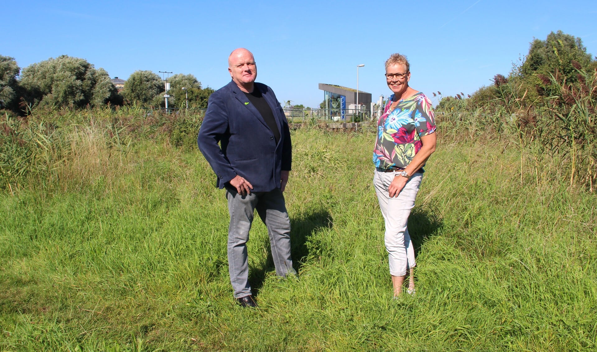 Nieske Dijkshoorn en Marc Weterings bij het gemaal in de Hoekpolder, de ingang van de wateropvang.