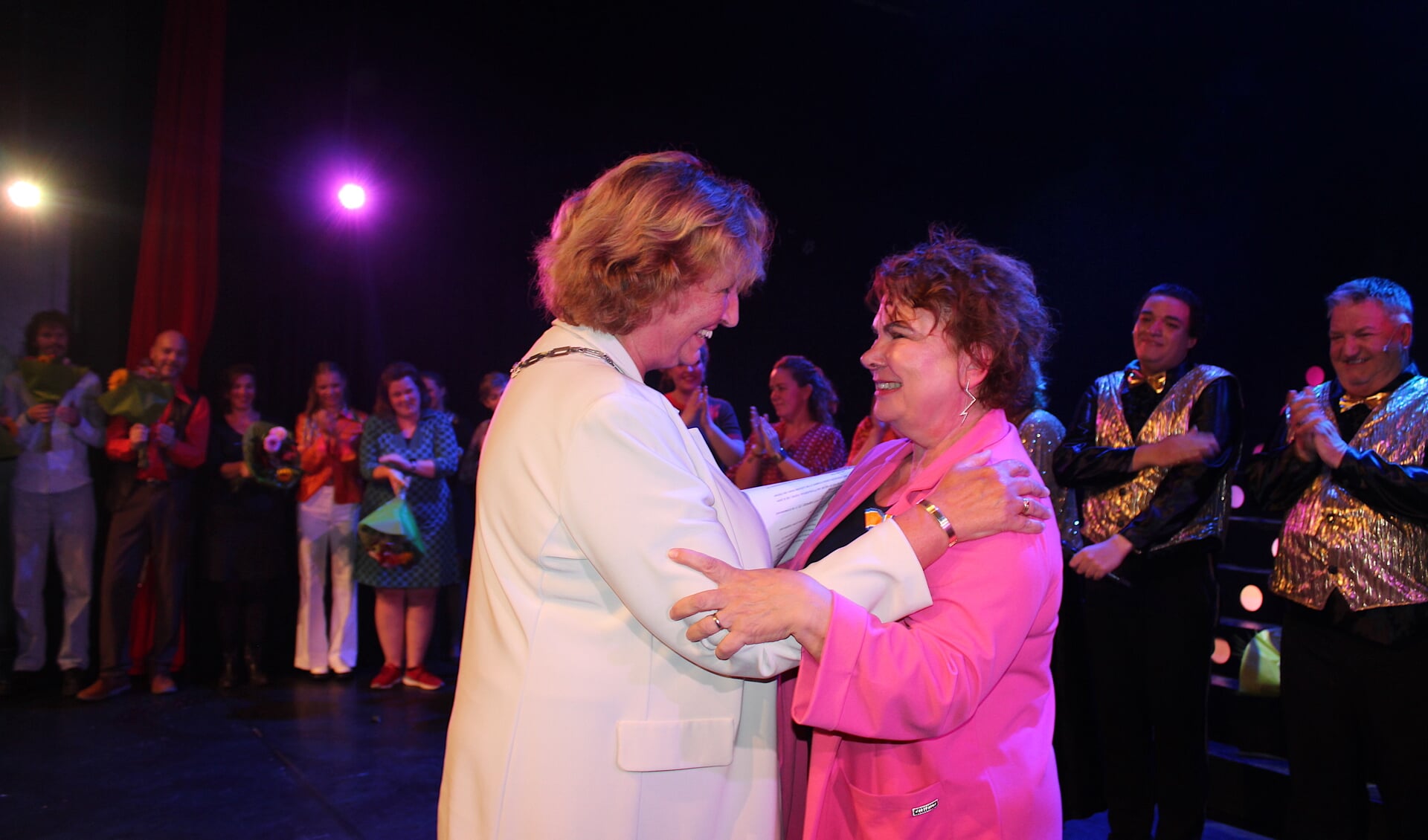 Theatervrouw Nancy Ubert wordt gefeliciteerd door burgemeester Liesbeth Spies, nadat ze tot Ridder is benoemd.