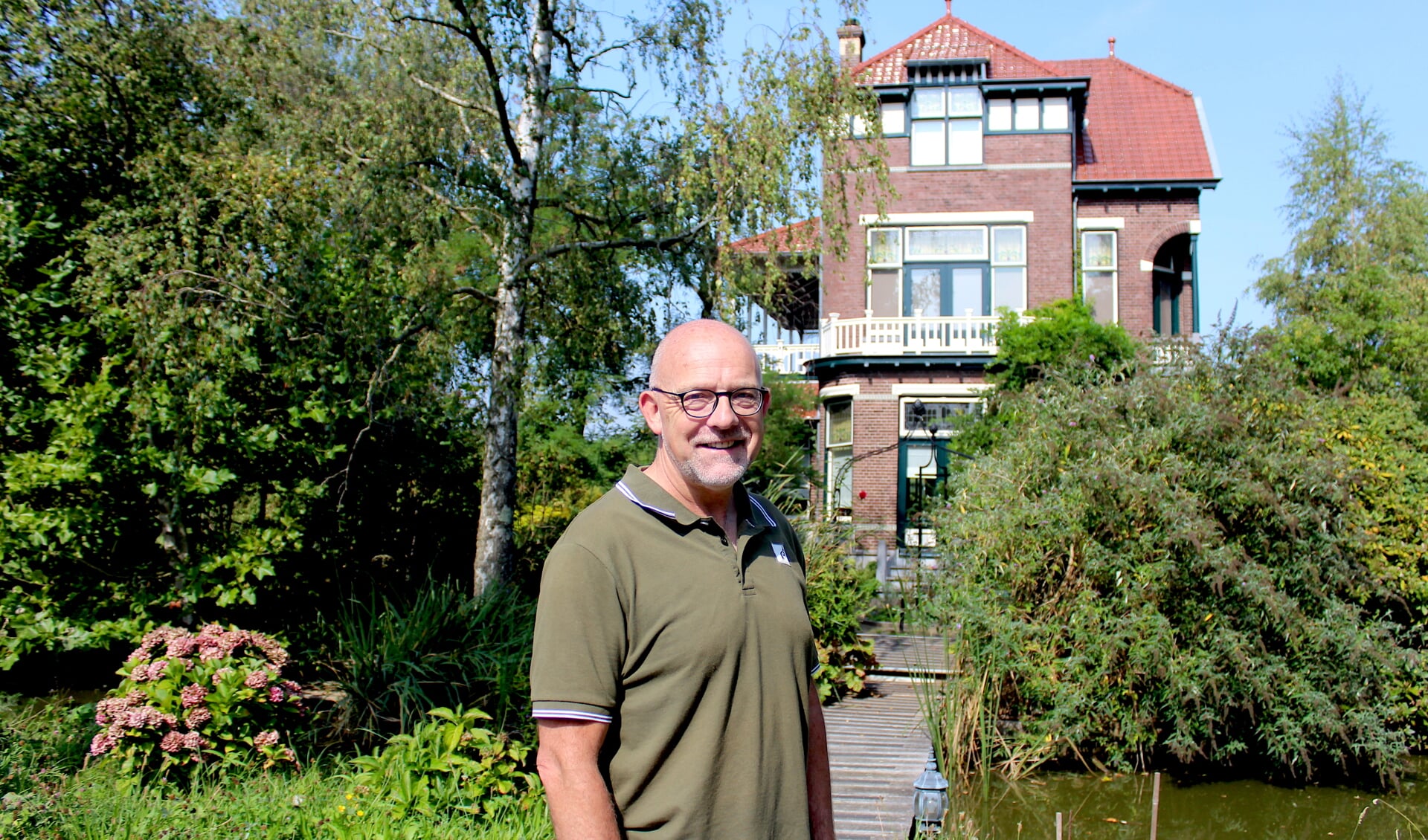 Eric Stolwijk bij een van de genomineerde panden: Huize Winnetou aan het Laag-Boskoop.