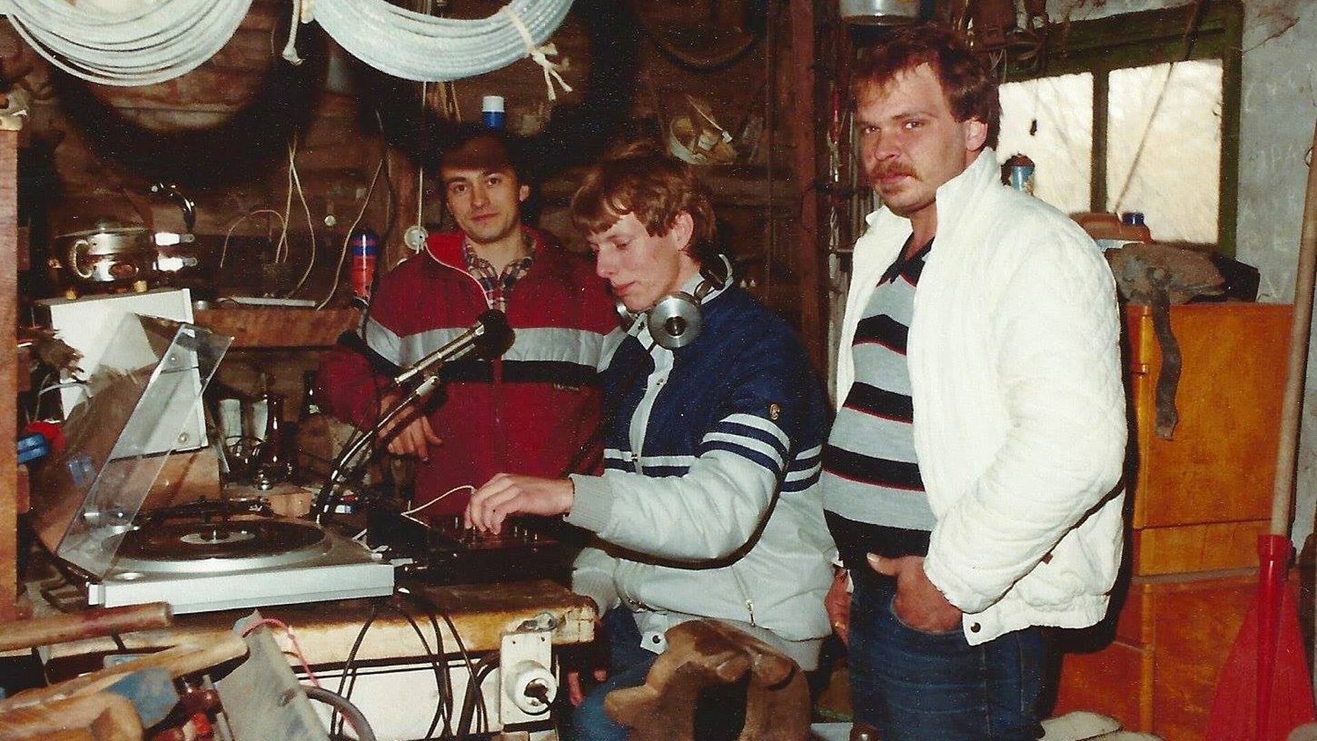 Leendert Vingerling (links op de foto) bij de voorbereidingen van een live uitzending van Radio De Glazen Stad.