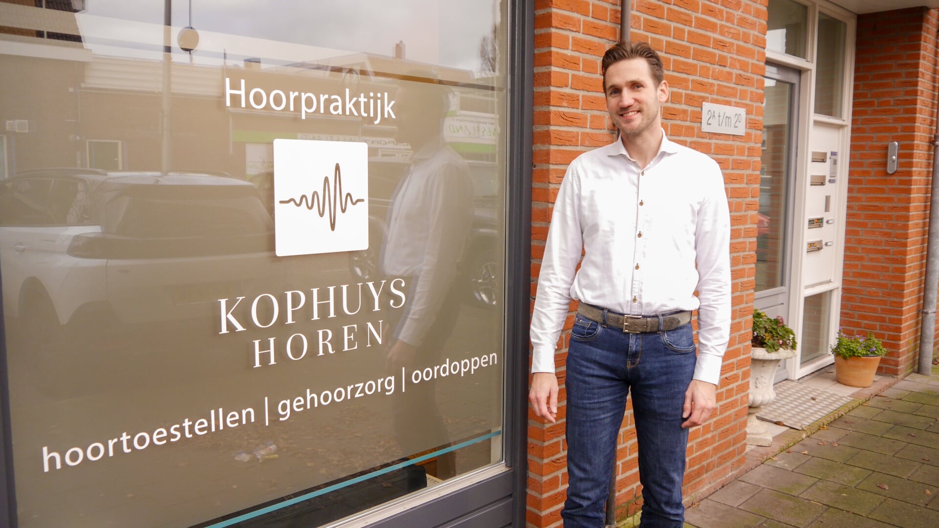 Om de service nog verder te verbeteren, heeft Jos Koppenaal een praktijkruimte van Kophuys Horen geopend aan de Herenstraat 19 in Monster. 