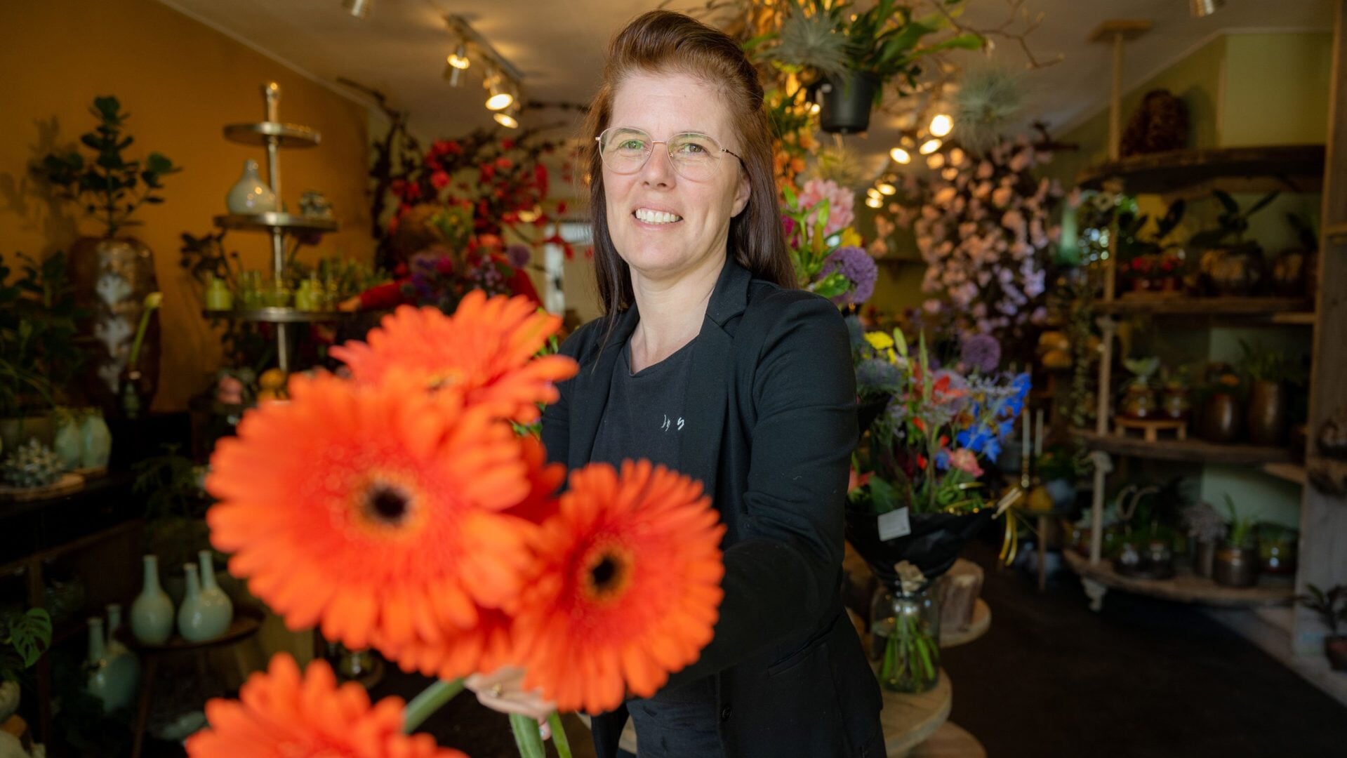 Juanita van Dooremaal, eigenaar van bloemenwinkel Trend Flower aan de Geestweg in Naaldwijk, staat bij veel mensen bekend als arrangeur van de kernboot Honselersdijk. 