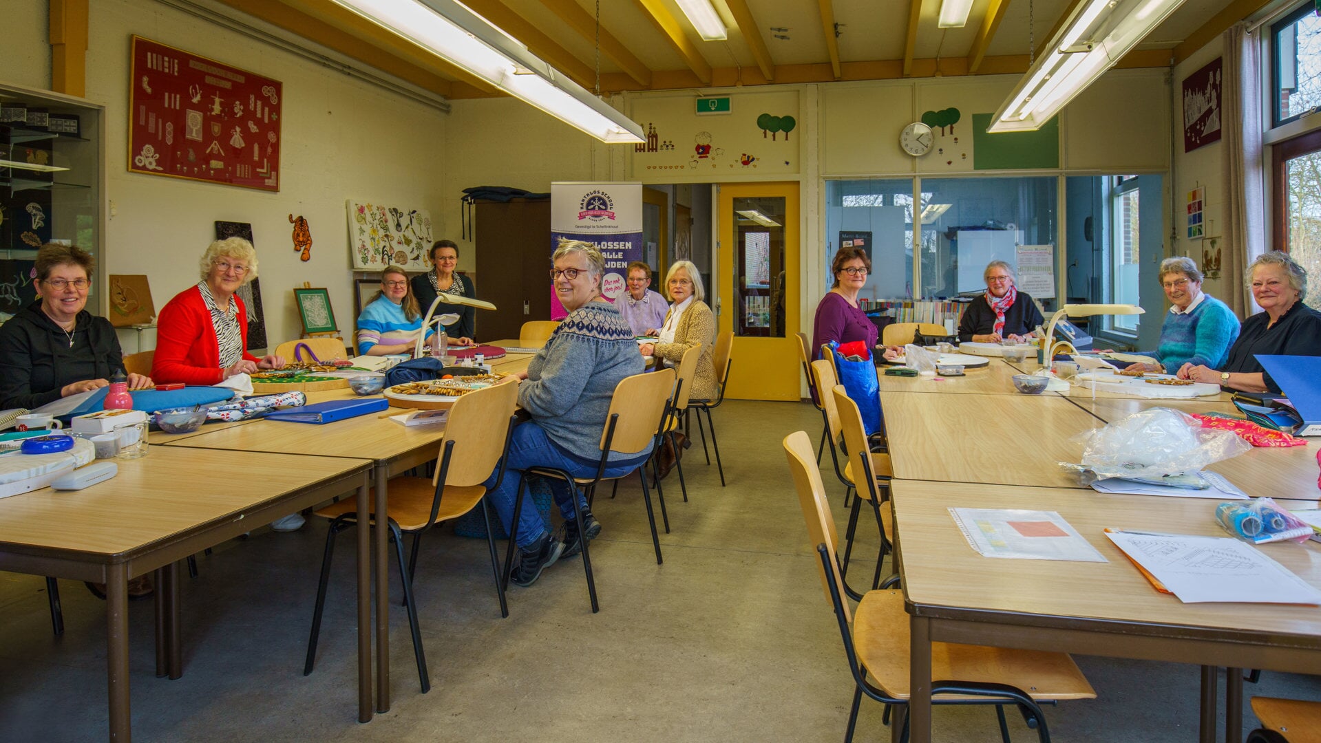 De kantklosschool heeft 85 leerlingen uit heel Nederland. "Je hoeft echt geen kantexpert te zijn om hier als leerling binnen te komen. Iedereen kan het leren."