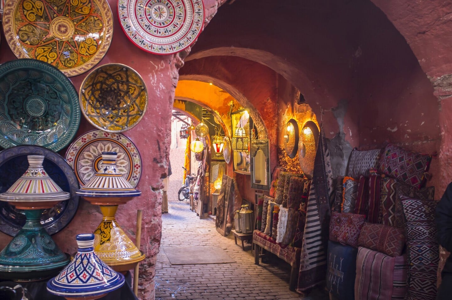 Vergeet niet een bezoek te brengen aan Marrakesh, met z’n smalle en kleurige straatjes.