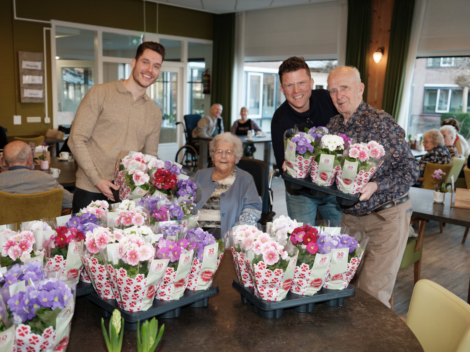 Om iets positiefs bij te dragen aan de maatschappij doneert telersvereniging Sweet Kisses jaarlijks planten; dit jaar bij bewoners van zorginstelling Pieter van Foreest.  