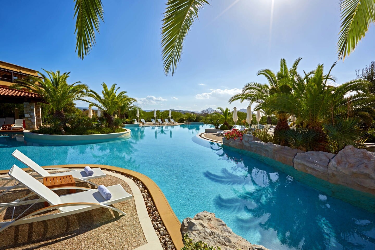Wie heeft er een strand nodig als je bij de Lagoon Pool van het Westin Resort Costa Navarino kunt liggen?
