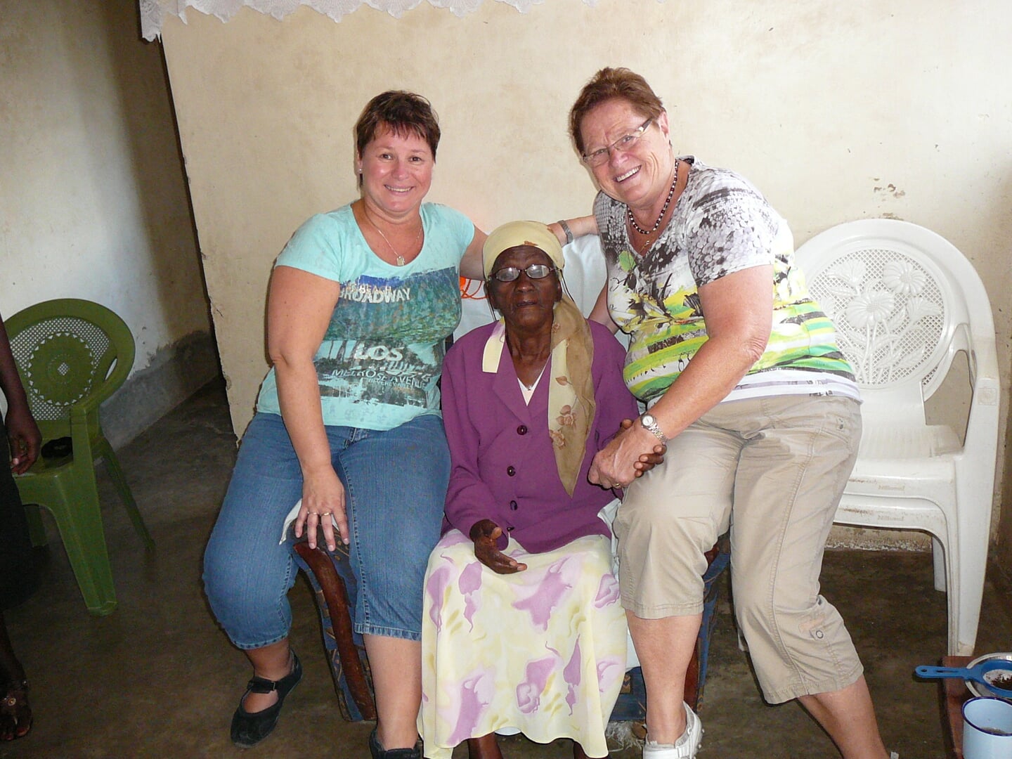 Mariosé en haar moeder op bezoek in Kenia.