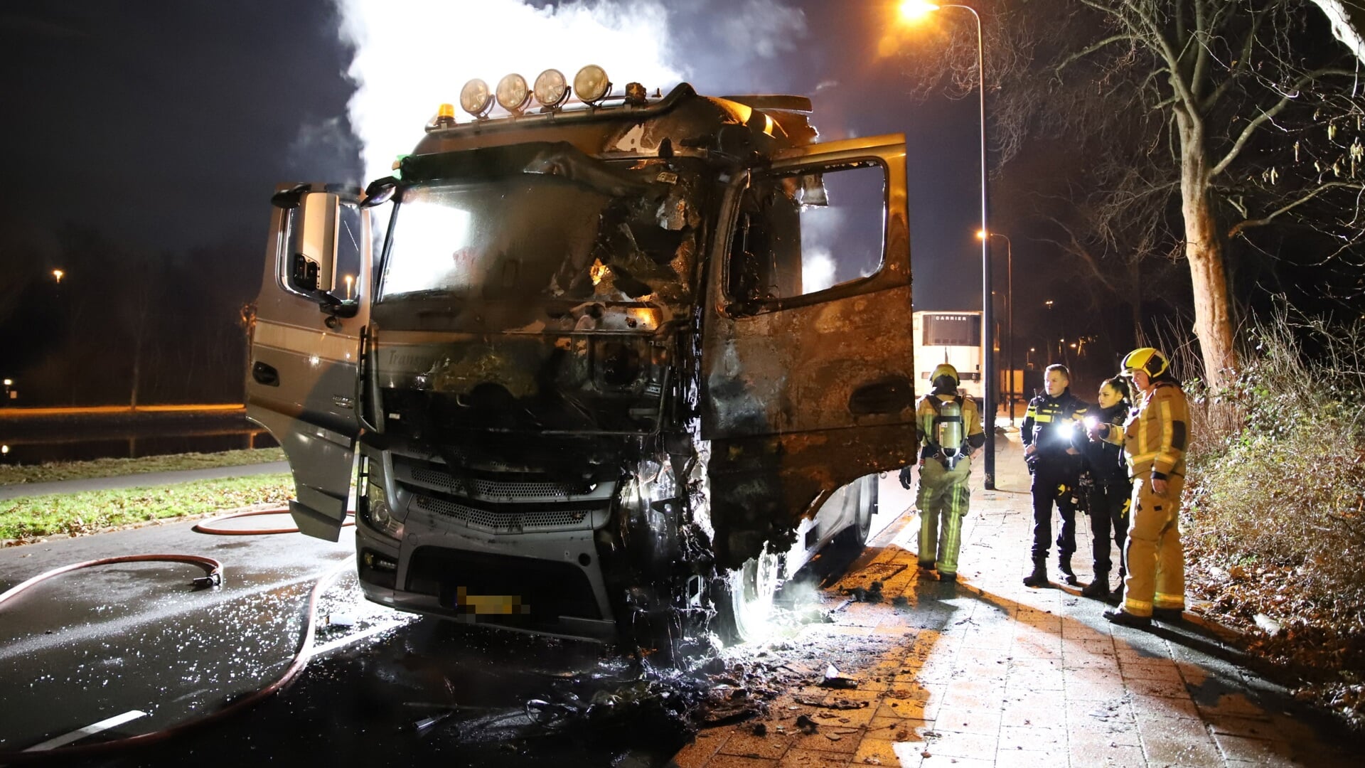 Vrachtwagen volledig verwoest door brand, oorzaak is nog onbekend