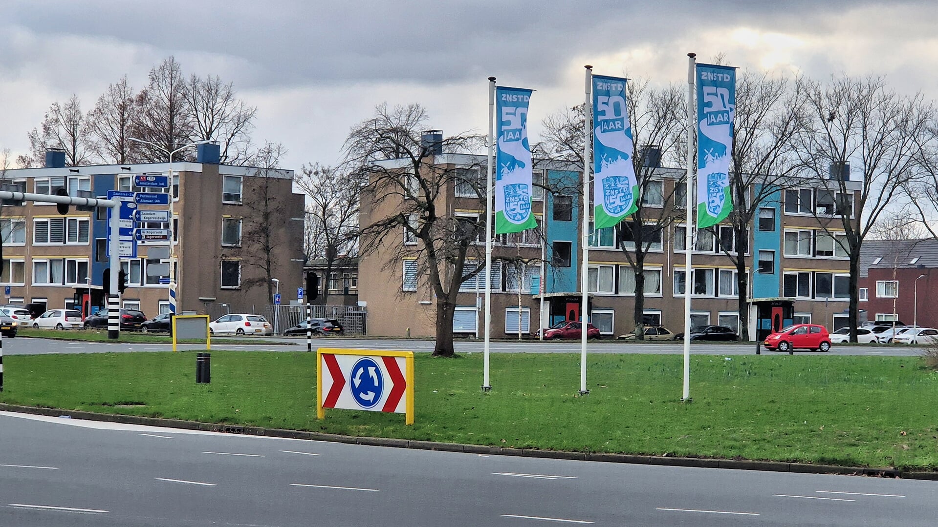 Grote vlaggen op Prins Berhard rotonde Zaandam.  