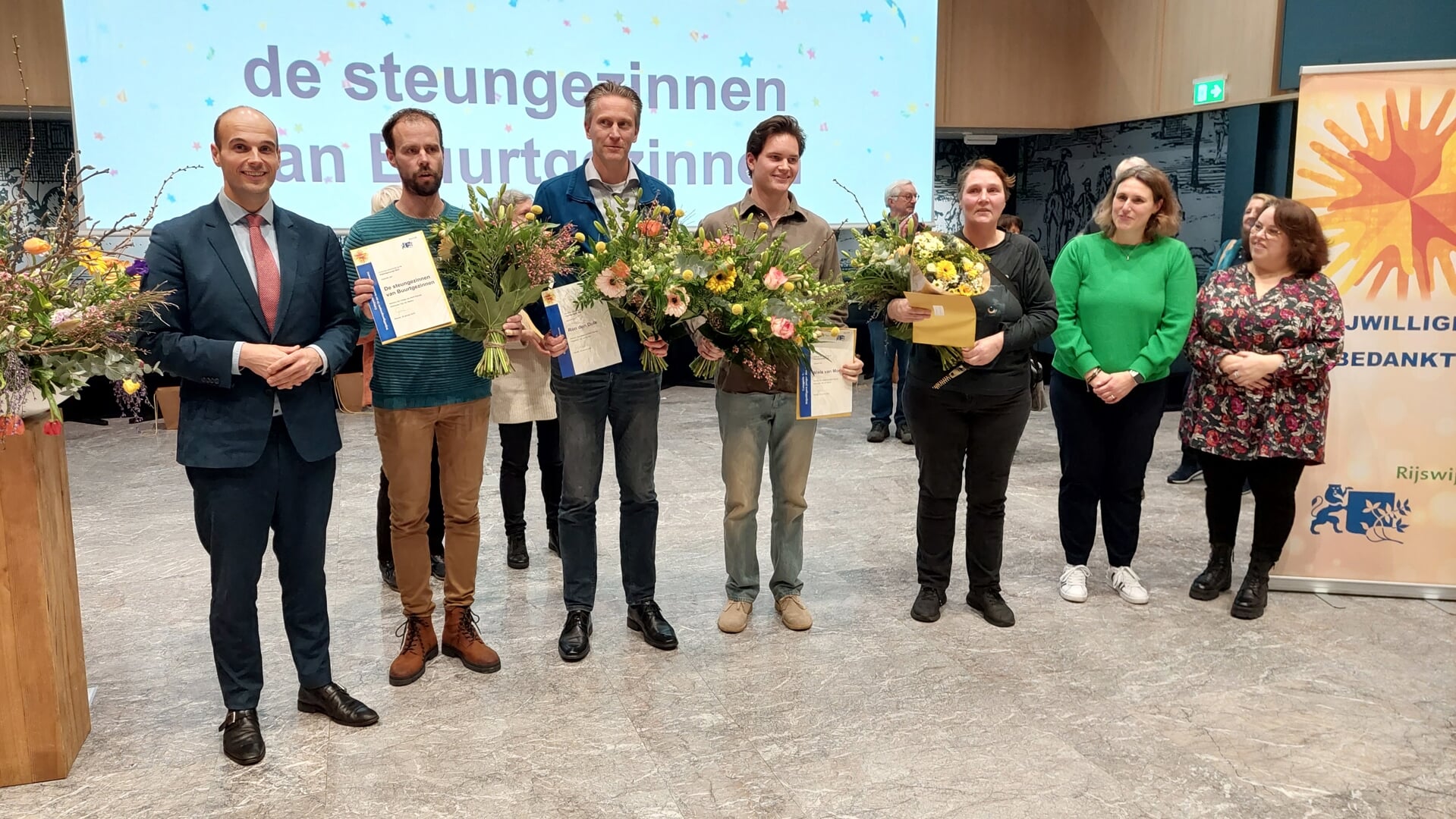 Geflankeerd door de juryleden straalden alle winnaars van de vrijwilligersprijzen deze avond op het podium.