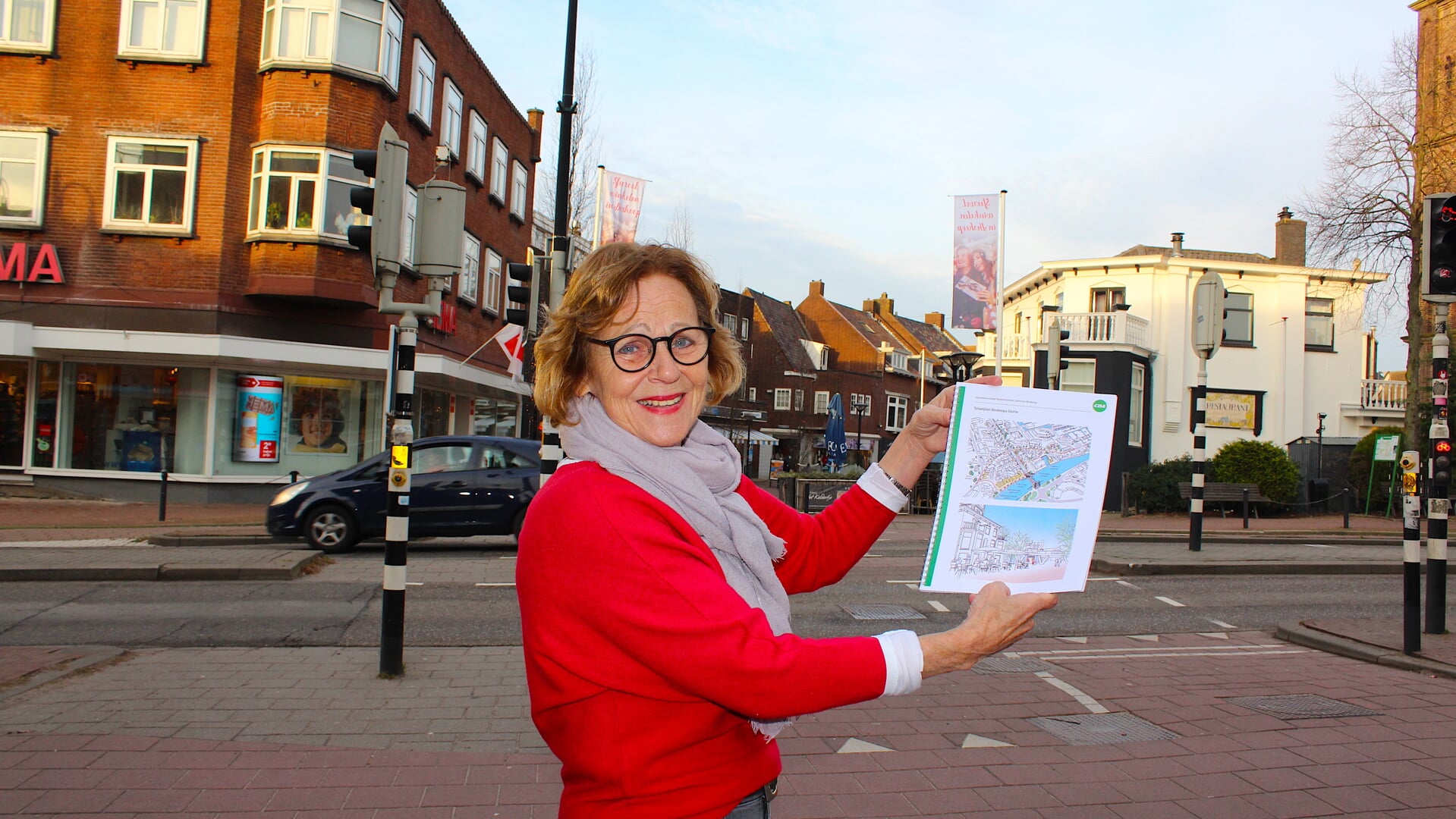 Raadslid Helma van der Louw met haar plan in de Boskoopse dorpskern.