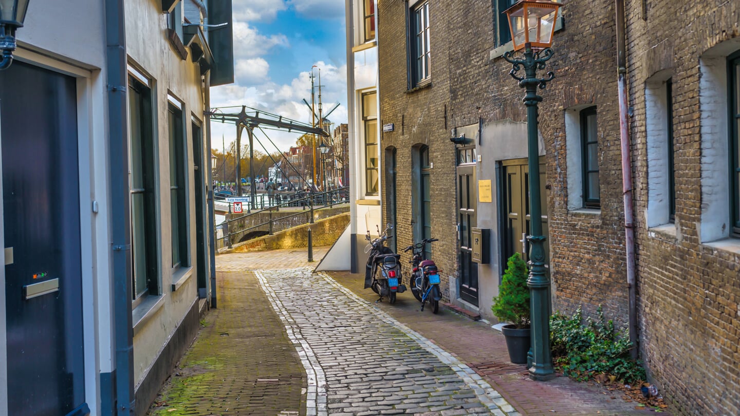 De Overmaassesteeg is een van de mooie steegjes die Schiedam rijk is.Kijkend vanaf de Hoogstraat richting de Korte Haven op een mooie heldere dag.(Foto: John van Hagen)