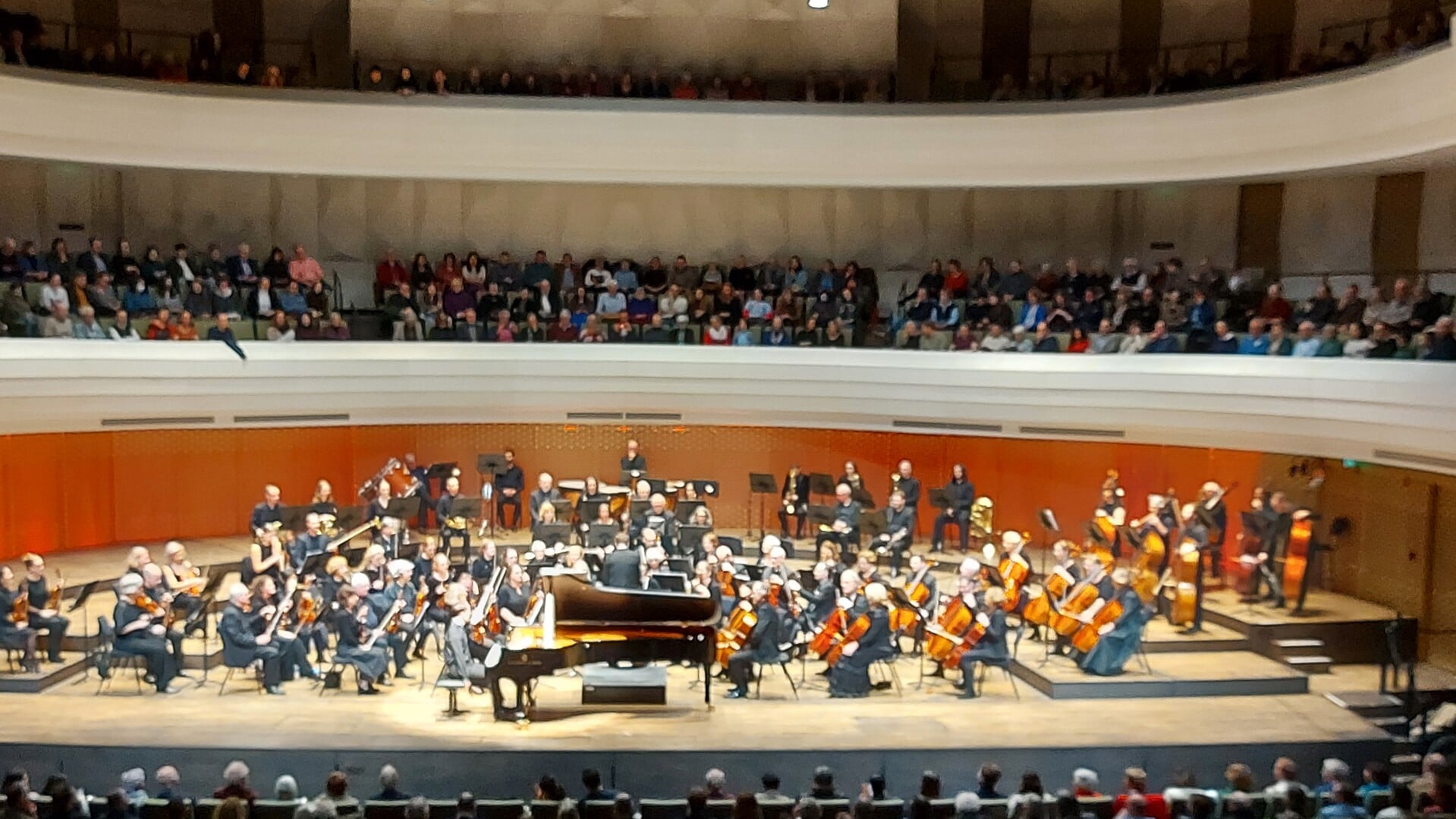 Het Haagse (amateur)symfonieorkest Musica speelde voor een uitverkochte zaal in Amare.