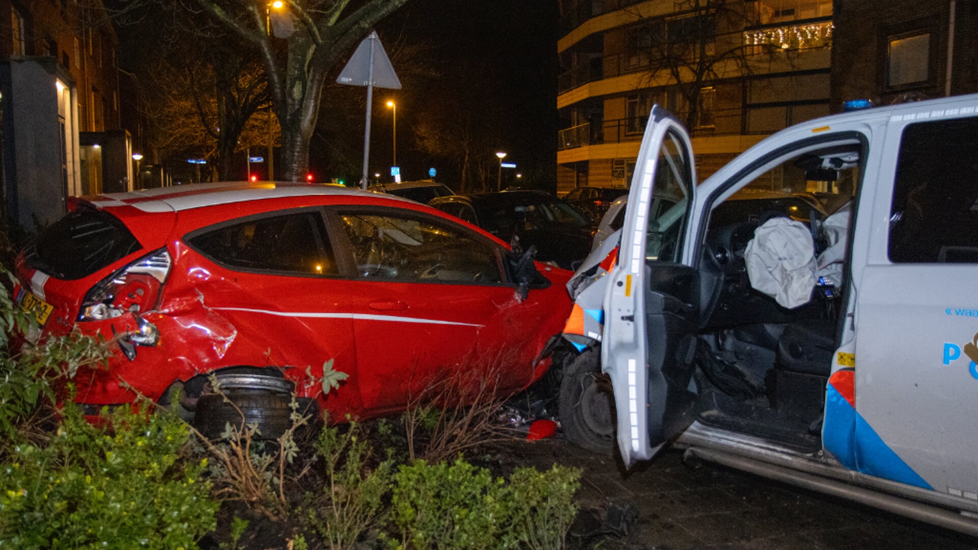 Ravage Nadat Politiebus Op Geparkeerde Auto’s Botst Na Uitwijkactie ...