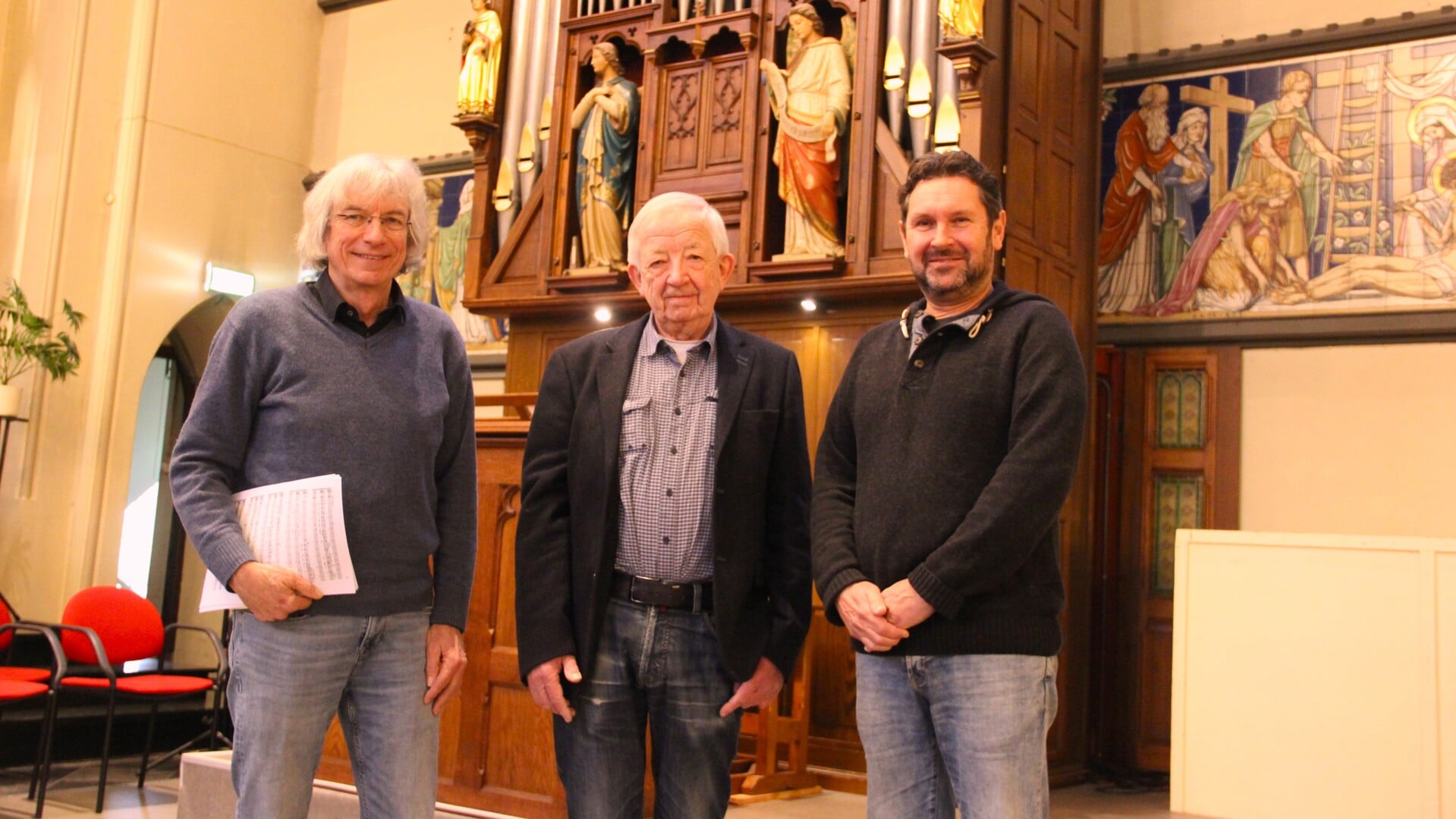 Gerard Legierse, Paul Schott en Marcel Gerritsen (v.l.n.r.), voor een van de drie orgels die de Bonifatiuskerk rijk is.