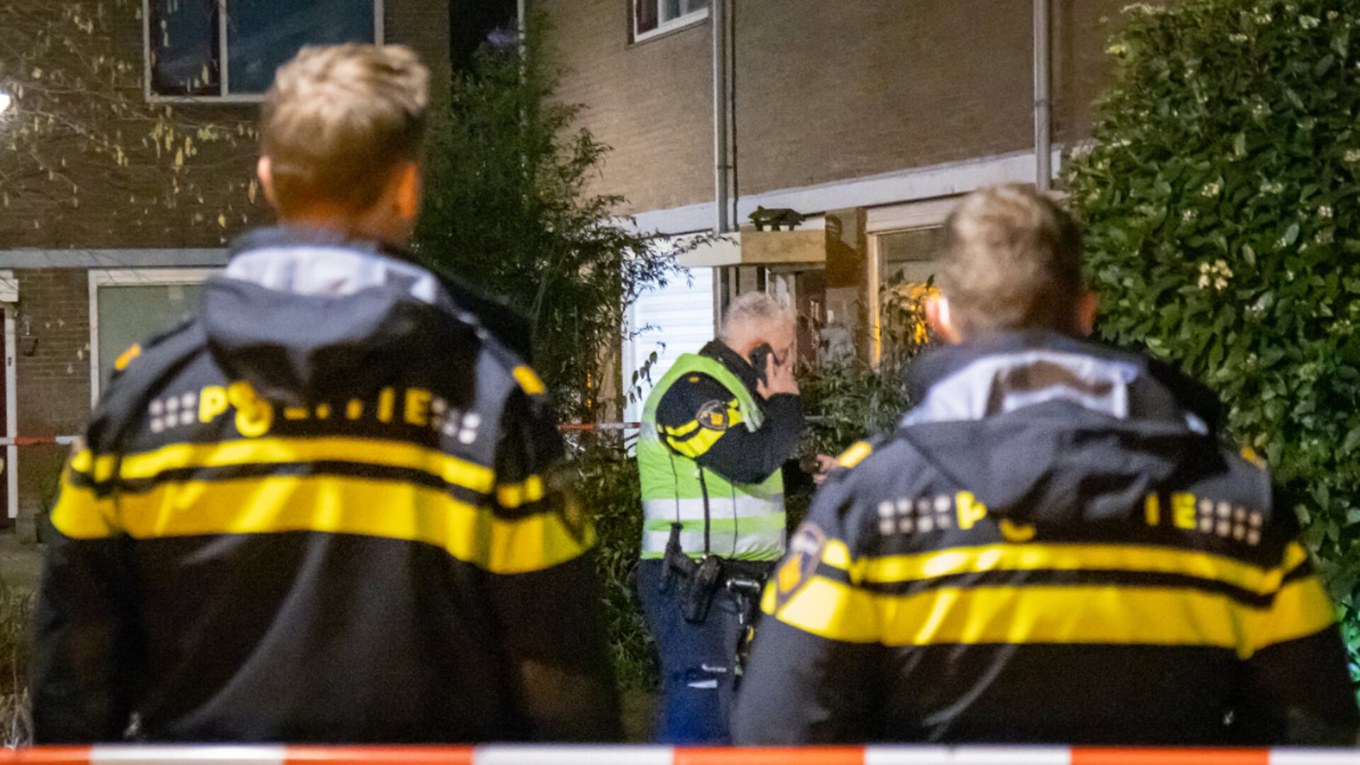 De politie staat bij een explosief tegen een woning in de Koekoekstraat in Vlaardingen.