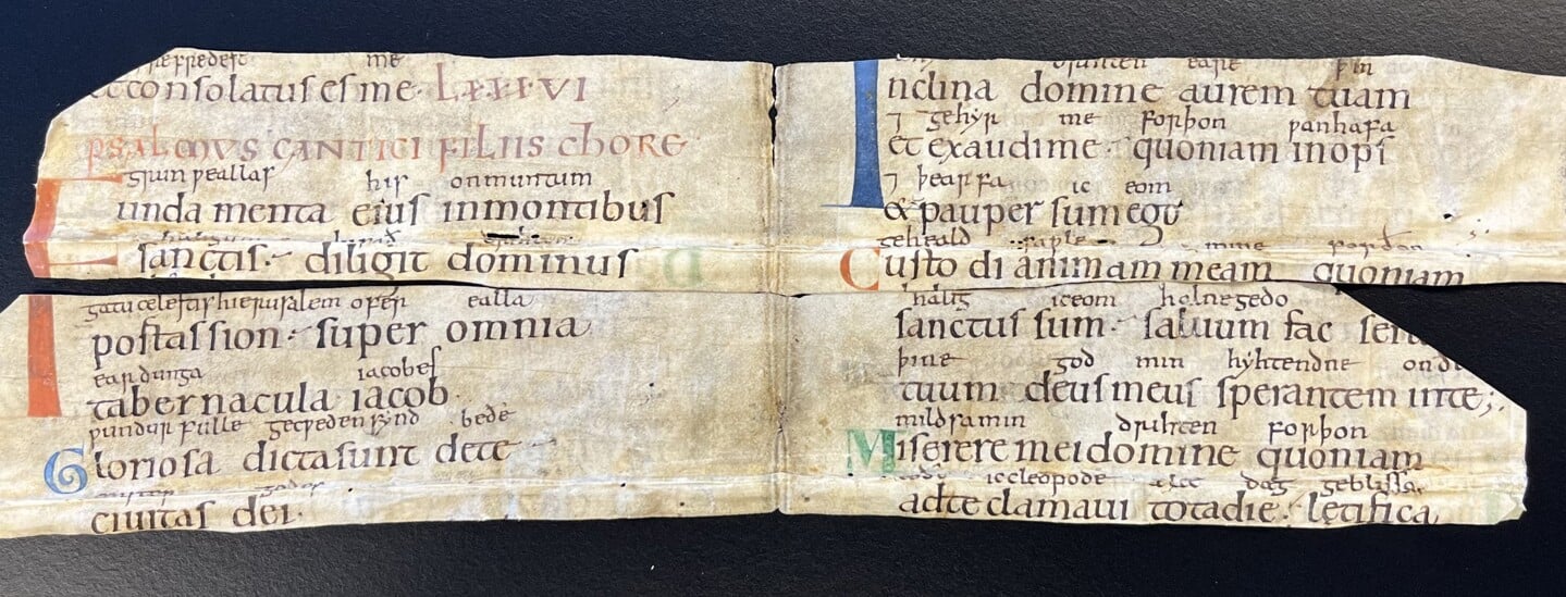 Twee fragmenten uit hetzelfde psalterium passen precies aan elkaar.