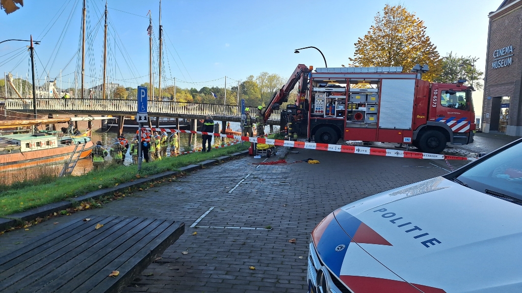 Overleden persoon aangetroffen in gezonken auto bij Oostereiland in Hoorn