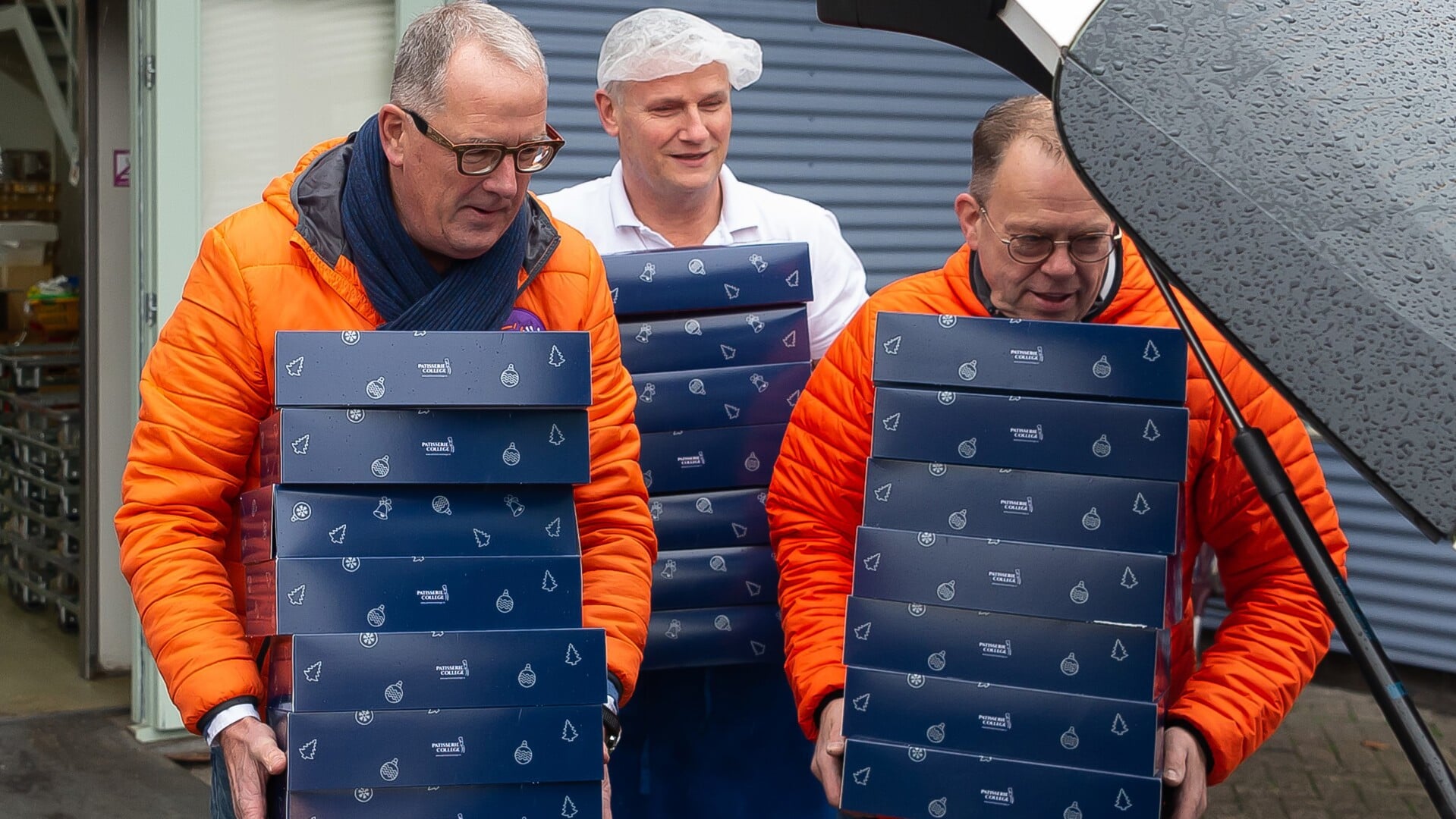 Zoals elk jaar worden de kerstbroden netjes afgeleverd. Van links naar rechts: Bart Tishauser, Gerard Mastenbroek en Kees Oudewortel.