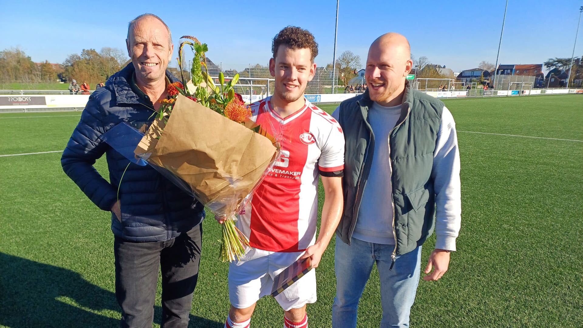 Thijs Hesp in de bloemen vanwege zijn 100e duel in de SVA hoofdmacht