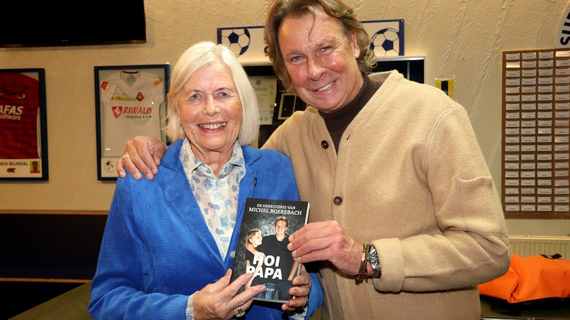 Hans Kraaij met quiz-winnares mevrouw Schuddeboom
