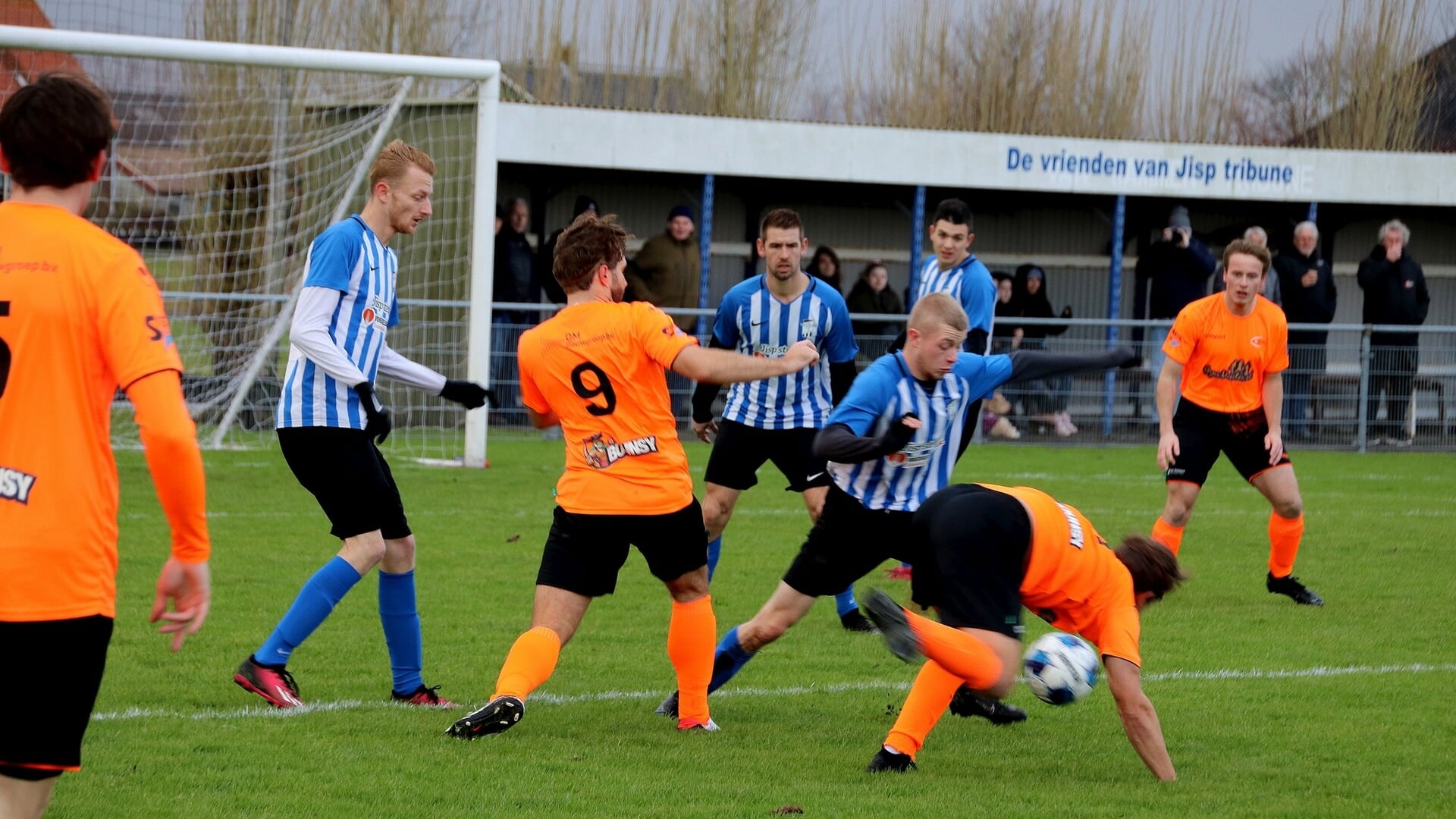 Jisp en ZCFC strijdend om de bal