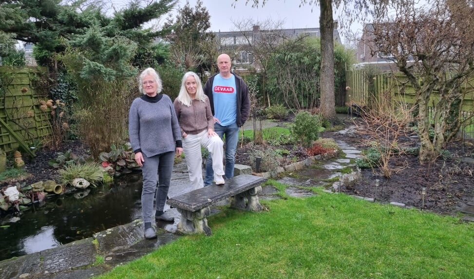 Anneke, Anita en Willem. De meeste bewoners hebben een mooie tuin aangelegd en genieten ervan. Maar hoe lang nog?