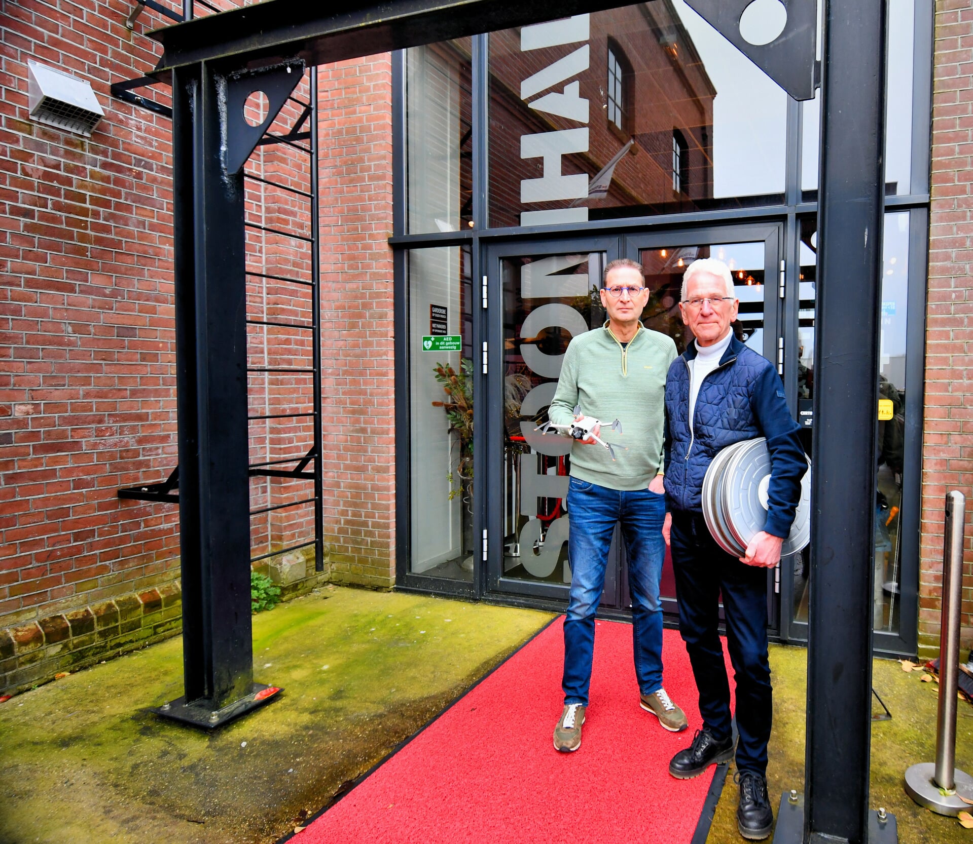 Mart Pot (links met drone in zijn hand) en Niek Mannes hopen op 24 maart veel bezoekers te mogen ontvangen in de Stoomhal en ze op het filmfestival laten kennismaken met de kwaliteit die de Videoclub Zaanstreek Noord biedt.   