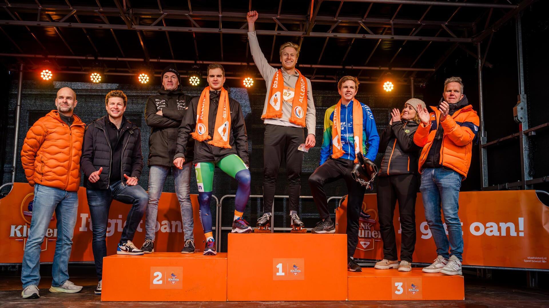 De winnende kluners omringd door hun schaatshelden. V.l.n.r.: Erben Wennemars, Sven Kramer, Henk Angenent, Sam Boon, Joost van Dobbenburgh, Jelle Buijsman, Klasina Seinstra en Erik Hulzebosch.