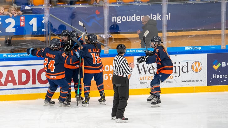 Oranje viert een doelpunt tegen Kazachstan in de wedstrijd die uiteindelijk brons oplevert. (Foto Peter Majolee)