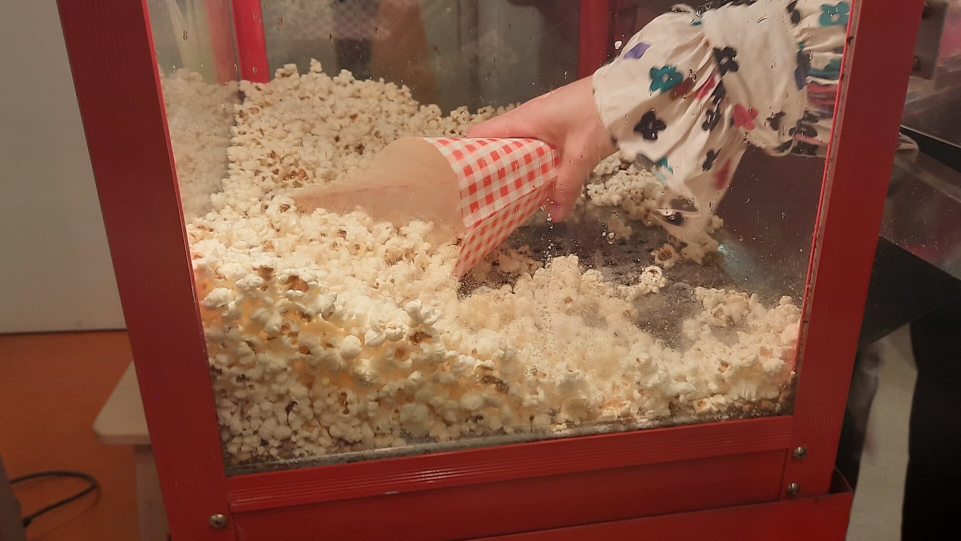 Veel belangstelling voor de popcornmachine