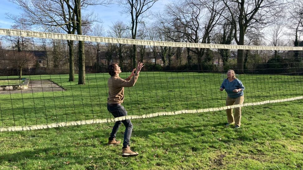 Volleyballiefhebber Marijke Krabbenbos organiseert samen met het Sportbedrijf Zaanstad een recreatief grasvolleybaltoernooi voor de straten van Zaanstad. 