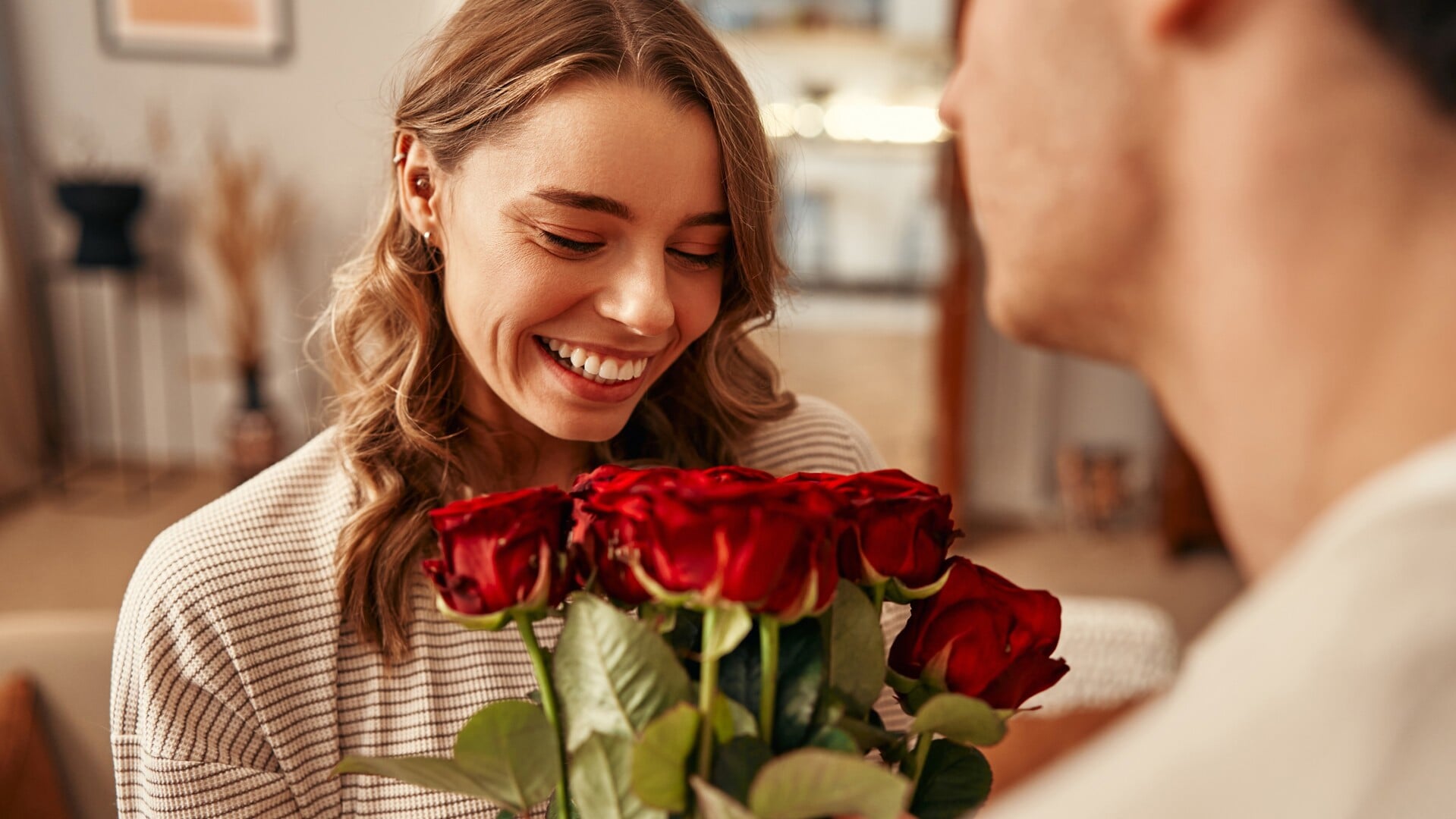 Wat is er romantischer dan je geliefde op Valentijnsdag een bos rozen cadeau geven? 