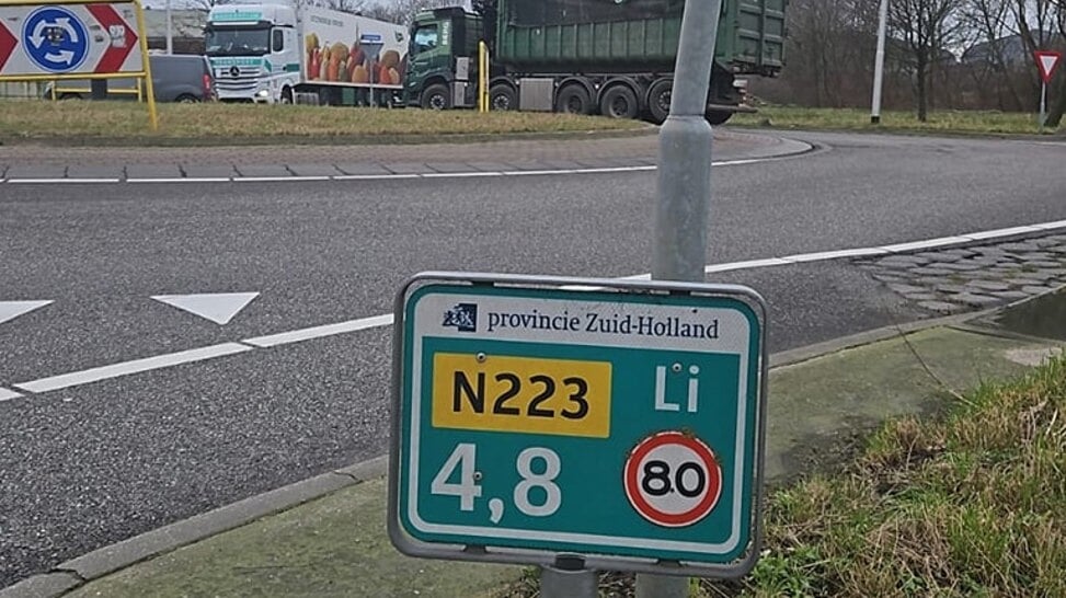 Op de parallelweg van de N223 in Hoek van Holland mag je 80 km/u rijden.