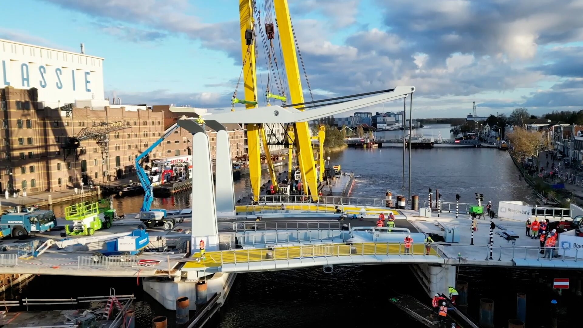 De bouw van de nieuwe Zaanbrug gefilmd met een drone. 