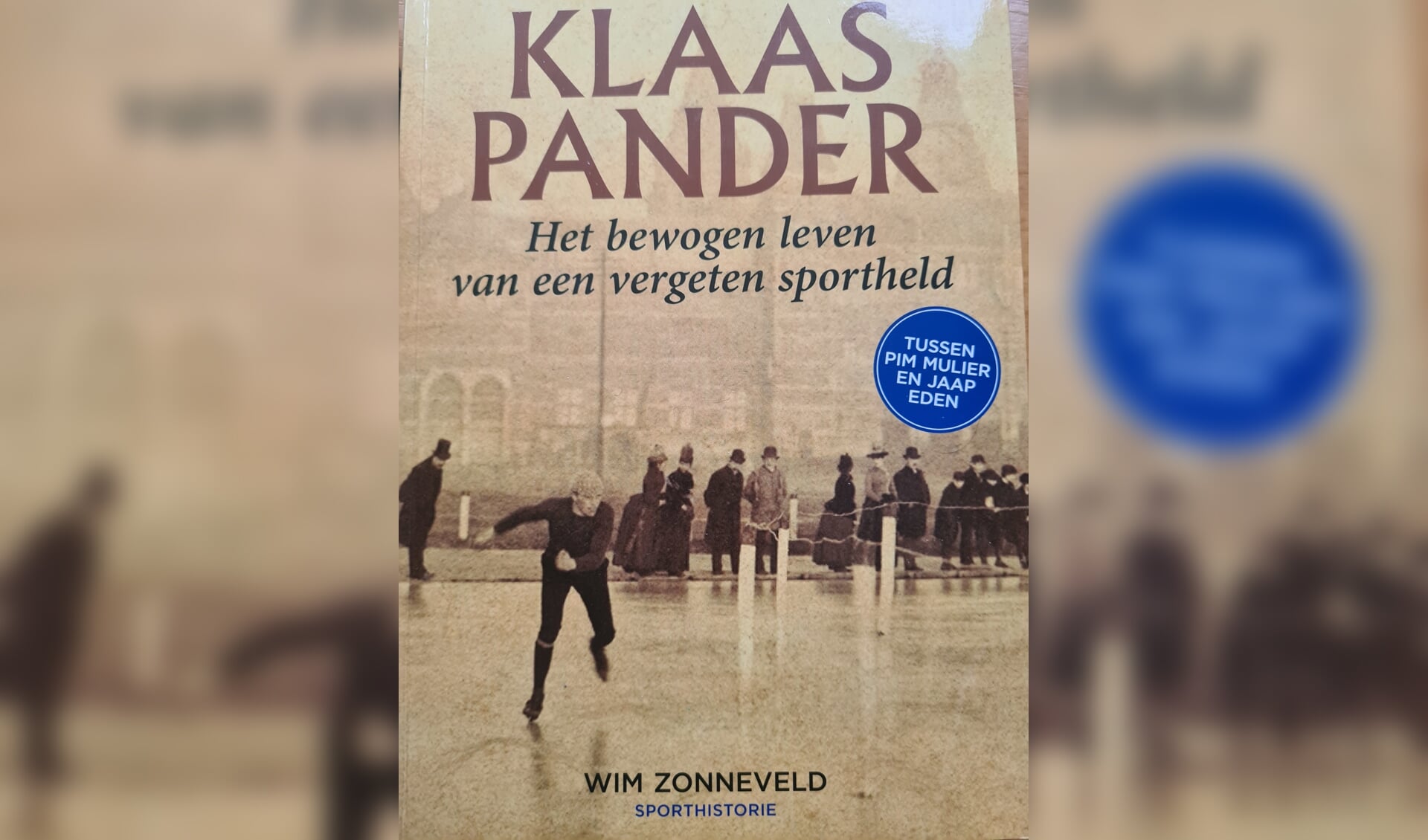 Het boek dat Wim Sonneveld over Klaas Pander schreef, met Pander op de voorgrond