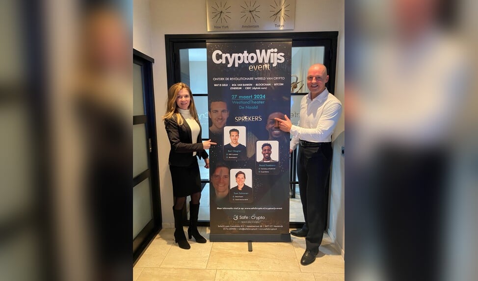 Helène van der Meer en Brian Pas bij een banner van het CryptoWijs event.